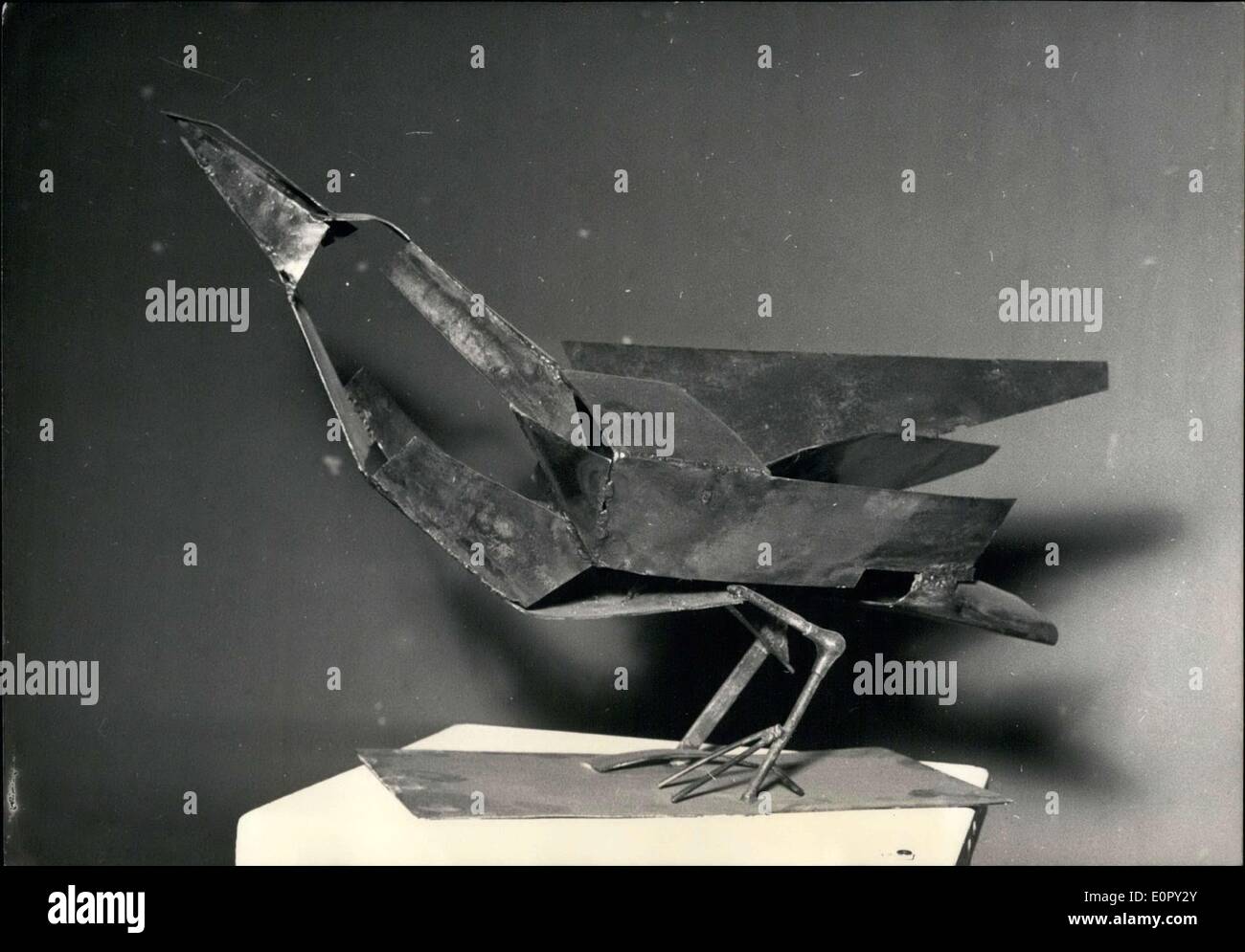 03 maggio 1957 - Hsiung la scultura presso il Museo di Arte Moderna Foto Stock