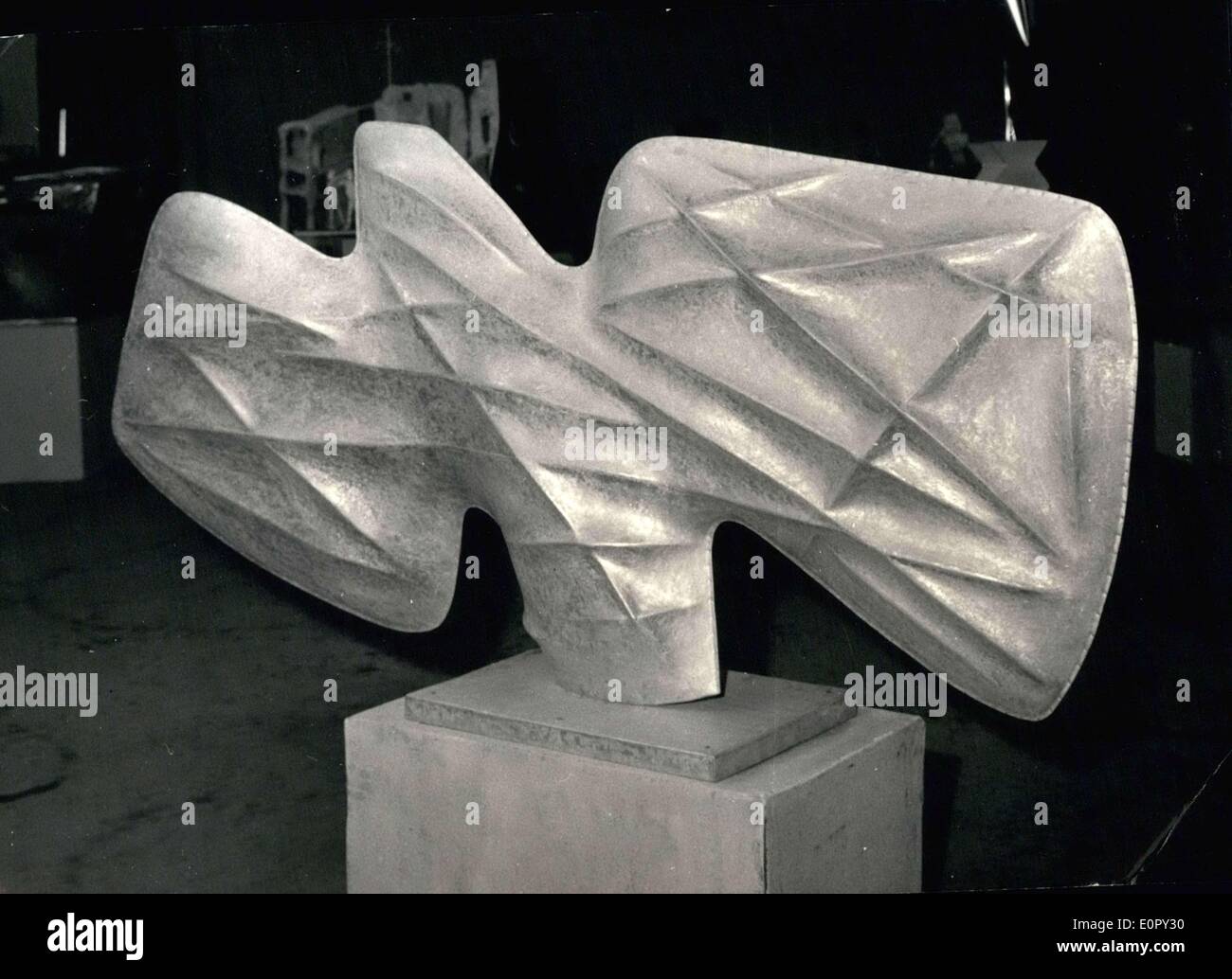 03 maggio 1957 - Scultura Hajdu ''Ouranos II" al Museo di Arte Moderna Foto Stock
