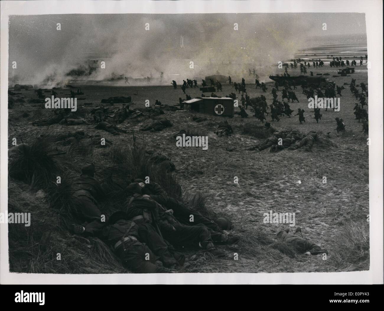 Maggio 05, 1957 - Re-Staging le spiagge di Dunkerque - alla bombatura vista Generale durante le riprese a Cambar, mostrando le truppe in esecuzione Foto Stock