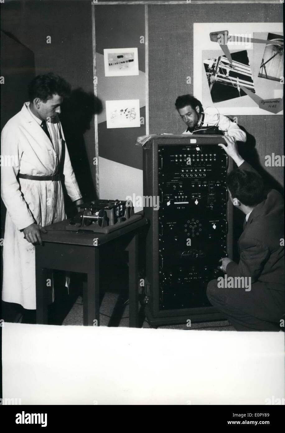 Maggio 05, 1957 - Esposizione della fisica moderna apre et Grand Palais. La foto mostra: Ingegneri di una elettronica di Firi installando una macchina elettronica per essere visto al exhibitioin della fisica moderna ora trattenuto presso il Grand Palais. Foto Stock