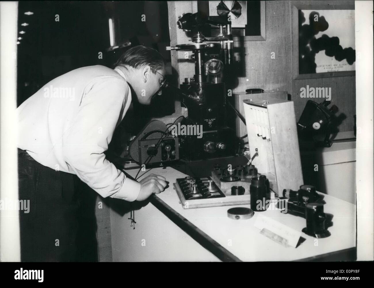 Maggio 05, 1957 - Esposizione della fisica moderna apre al Grand Palais: Mostra fotografica di un controllo tecnico di un microscopio elettronico mostrato in corrispondenza della fisica moderna mostra ora trattenuto al Grand-Palais, Parigi. Foto Stock