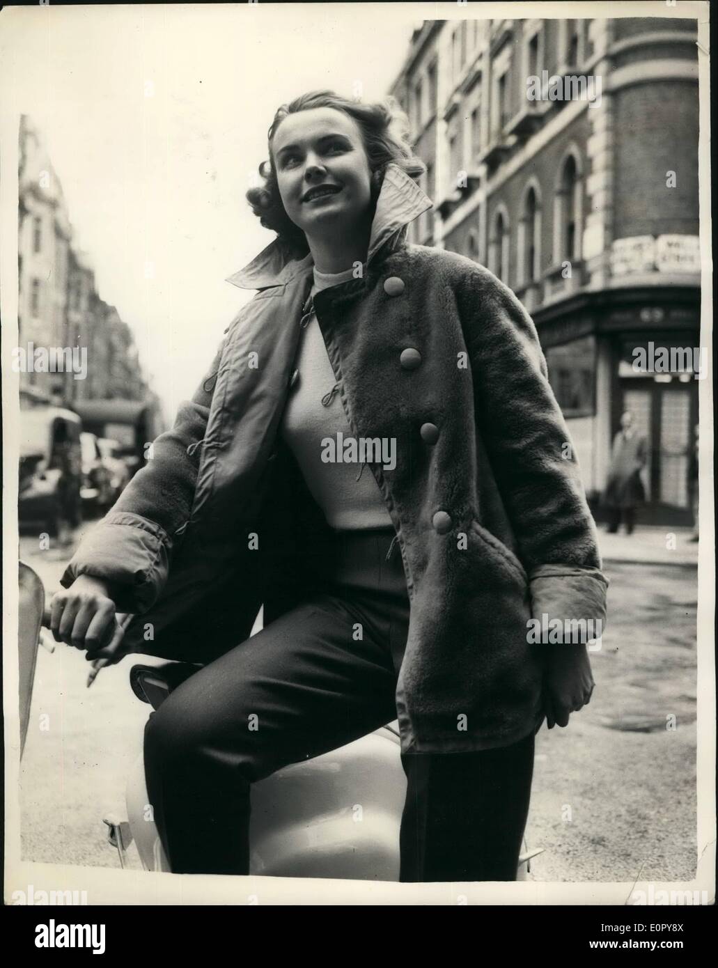Maggio 05, 1957 - Nylon Furleen moda in mostra. La foto mostra Il Signorina Marion Lewis indossa un impermeabile in nylon reversibile furleen scooter jacket in ''nutria'' e albicocca, nel corso della sua odierna mostra di Astraka limitata dell'autunno 1957 collezione. Miss Lewis, che è ''Miss I.T.V." ha immesso per la tre giorni di scooter rally nell'Isola di Man a Pentecoste, dove lei si troverà a competere per il ''Miss Scooter di 1957'' la concorrenza. Foto Stock