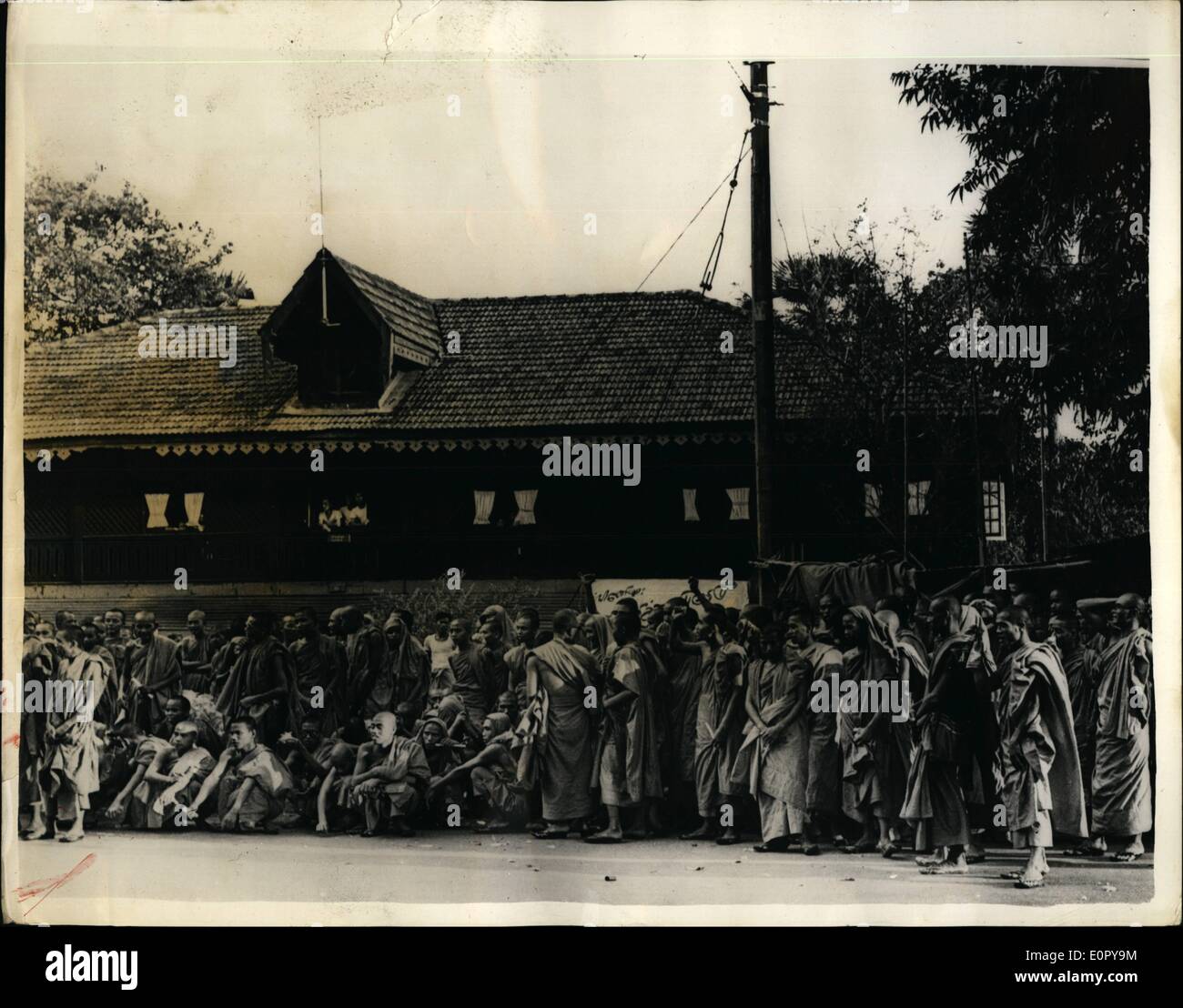 05 maggio 1957 - I monaci che stanno facendo lo sciopero della fame: per chiedere il rilascio di 50 buddisti che sono stati incarcerati a causa della loro boicottando il governo esame religiosa, alcuni 200 clamorosa monaci sono visto l'allestimento di un sit-in di sciopero nella parte anteriore del Rangoon prigione centrale quando hanno imparato che i loro leader e gli altri avevano iniziato una veloce in carcere. Foto Stock