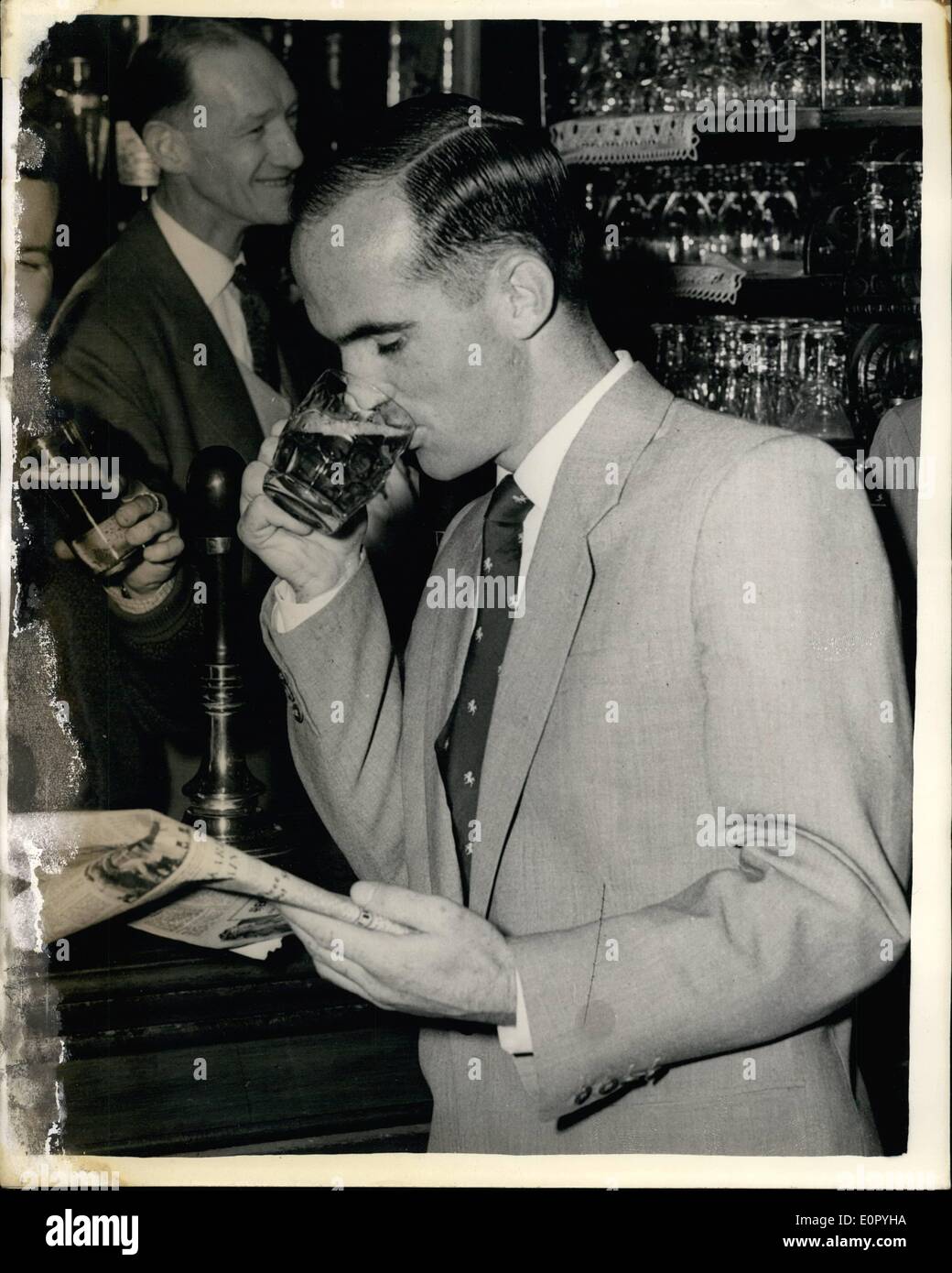 Maggio 05, 1957 - Australian Cricketer Ian Craig a Londra?&GT; Mostra fotografica di popolare Australiana Cricketer Ian Craig - prende un drink Foto Stock