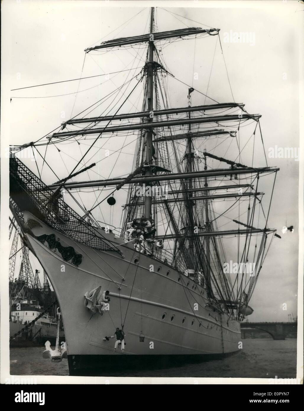 07 luglio 1957 - nave americana di addestramento ''Eagle'' nel Tamigi.: Con cadetti di 50 a bordo - l'ammiraglia americana di Squadron di pratica di Coastguard ''Eagle'' è nella parte del Tamigi della sua crociera annuale di addestramento di nove settimane. La nave è l'ex nave nazista Cadet ''Horst Weddel'' preso in consegna come preparazione. Foto mostra la vista dell''aquila' - nel Tamigi questa mattina. Foto Stock