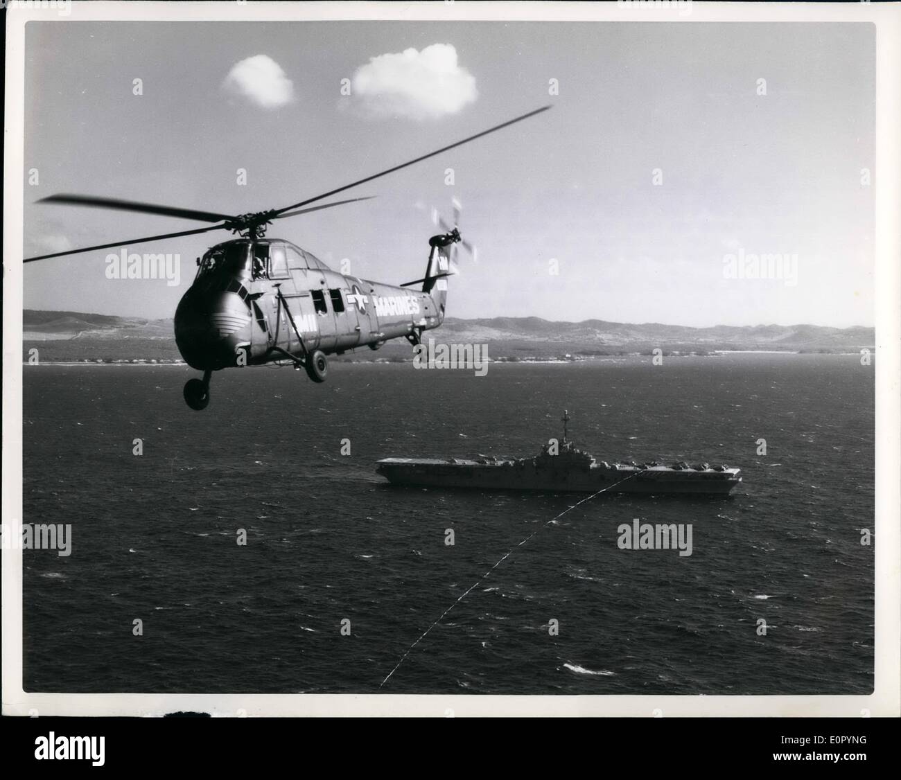 Lug. 07, 1957 - Stati Uniti Treno Leathernecks nei tropici : Un Hus elicottero dall aria marina gruppo 26 si toglie dal velivolo Foto Stock