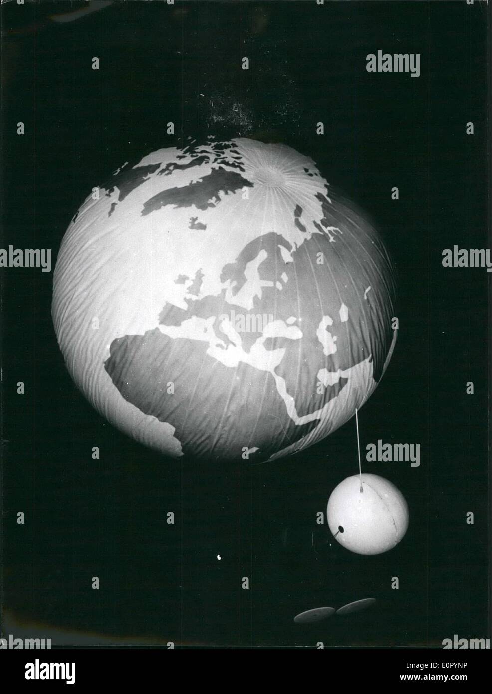 Lug. 07, 1957 - la mostra ''Spazio illimitata'' ha iniziato il funzionamento di luglio 18, 57 nel Gruga Park di Essen, come parte del programma dell'Anno Geofisico 1957/58 al fine di dare un impressionante quadro sul senso e scopo di questo scientifico internazionale enterprise. La principale attrazione è il modello di una massa satellite. La foto mostra il modello di terra e satellite visto dal di sotto. Foto Stock