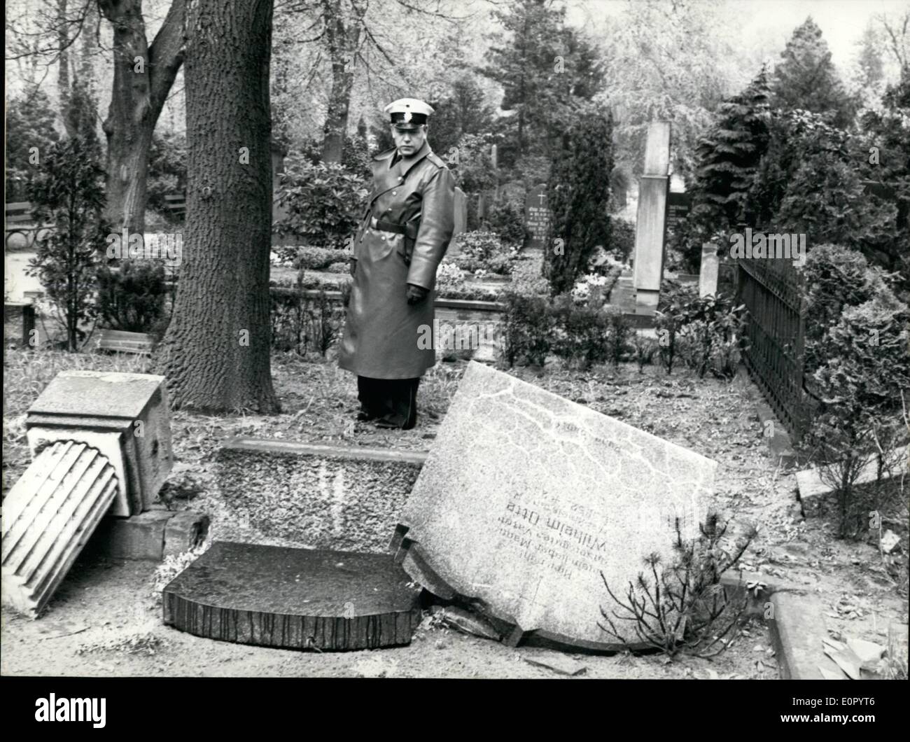 05 maggio 1957 - sono stati distrutti nel cimitero evangelico nella notte da Sabato a Domenica possono 4/5 57 . I colpevoli che co Foto Stock