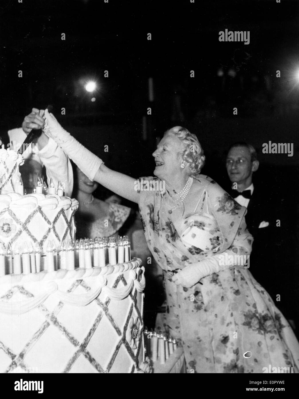 Signora Clementina Churchill taglia la torta Foto Stock