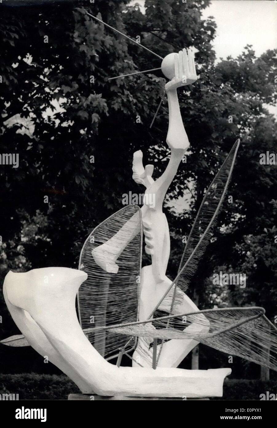 10 maggio 1957 - Giovani scultori di esporre al Museo Rodin: la mostra annuale dei giovani scultori aperto nel giardino del famoso Museo Rodin questa mattina. ''Il marinaio'', una scultura in terra Cota da Piera Rossi. Foto Stock