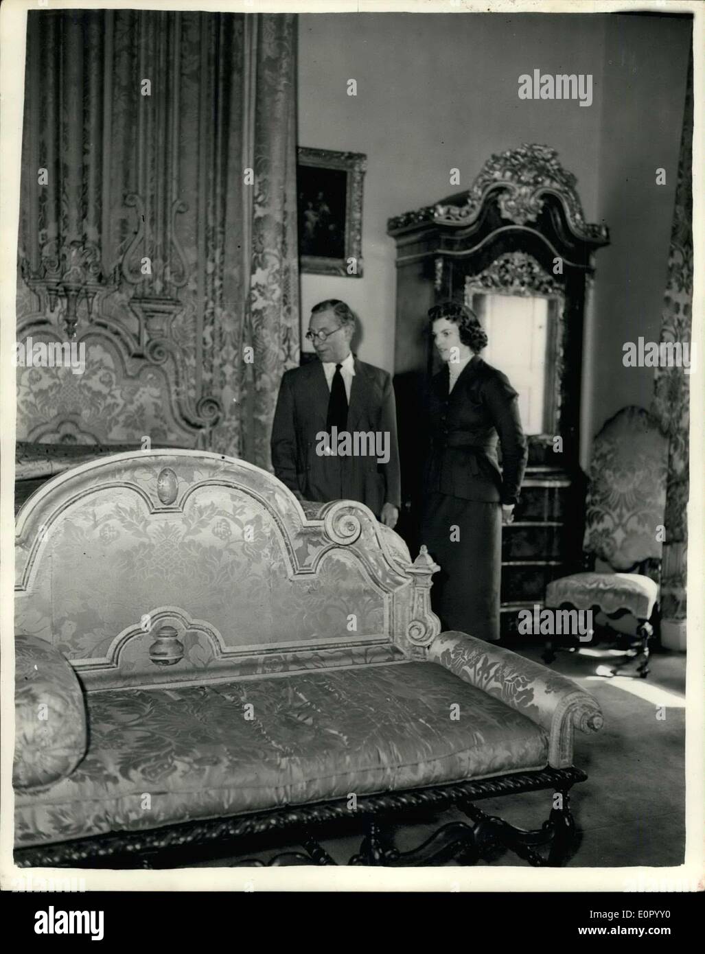 16 maggio 1957 - Belton House per essere aperto al pubblico: Belton House, vicino Grantham, la casa ancestrale di Lord Brownlow, è aperto al pubblico il 20 maggio. La foto mostra il Signore Brownlow e sua figlia, l'on. La sig.ra Giovanni Pernice, raffigurato nella camera blu a Belton House ieri. Foto Stock