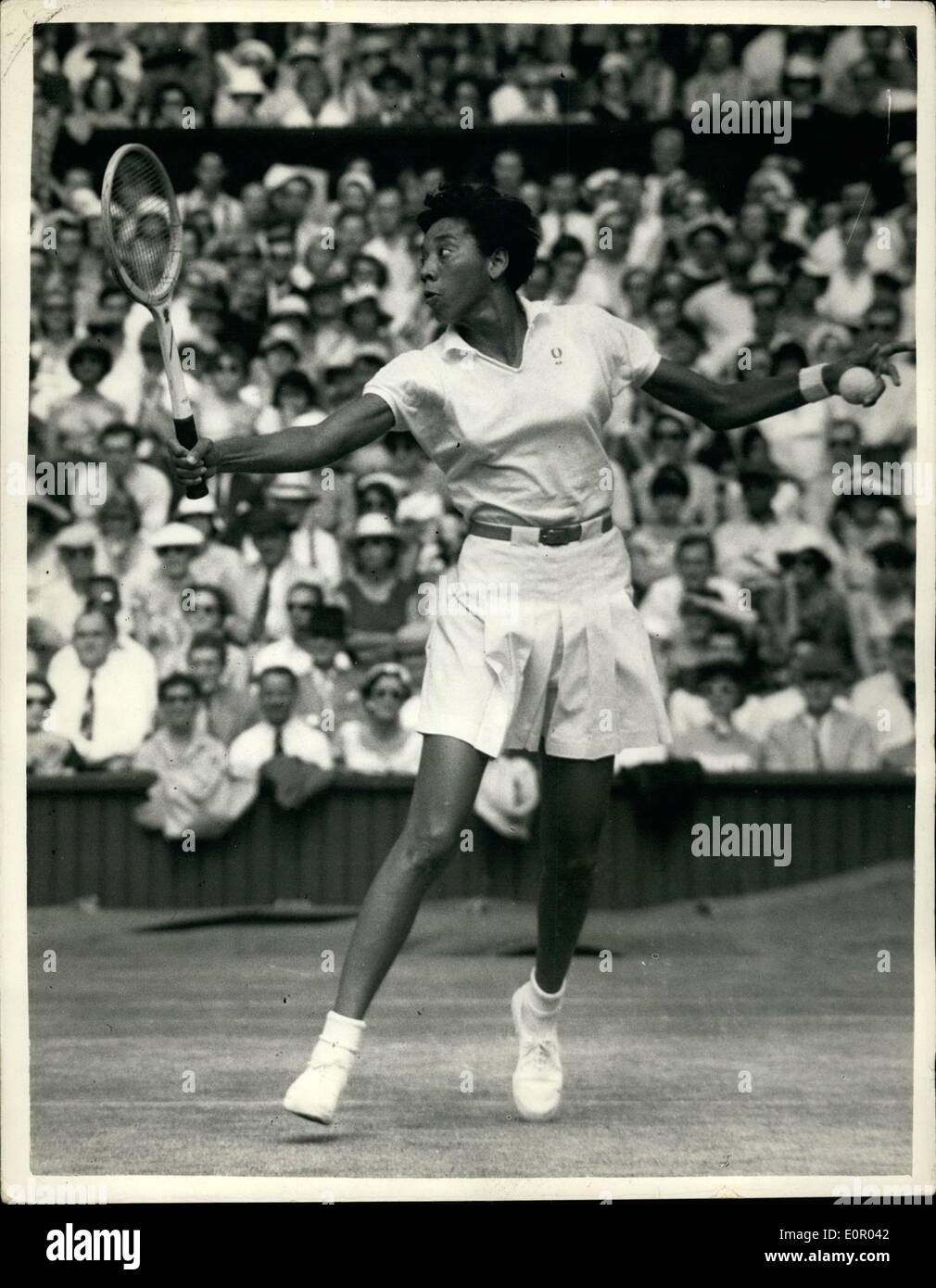 Lug. 07, 1957 - tennis a Wimbledon. Donne Singoli Semifinale. Althea Gibson batte Christine Truman. Althea Gibson USA , oggi ri Foto Stock