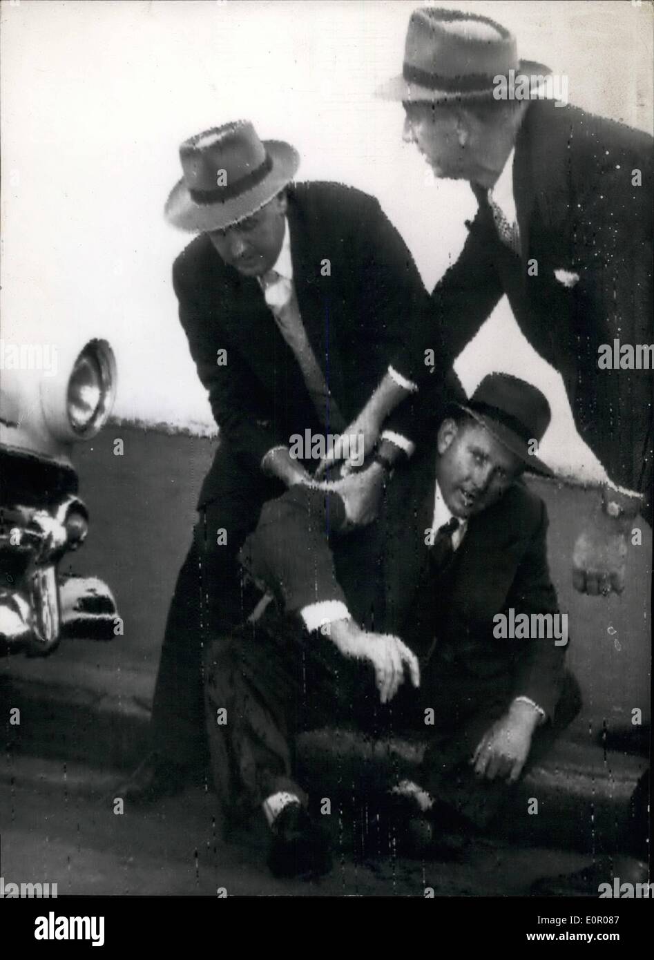 24 maggio 1957 - 24-5-57 uomo impazzisce con fucile a Sydney. Uccide uno, ferite due. Charles Spittiri, un migrante Maltese è andato berserk con un fucile da caccia a Sydney in Australia, tiro morti un uomo, ferendo una donna e un detective, poi cadde morto da un proiettile dal poliziotto ferito la pistola. Il pazzo bandito è stato presso la baia in una casa per sei ore. La foto mostra: compagni di funzionari di polizia si sforzano disperatamente di leale il sangue versare dal fucile-braccio frantumato di eroica giovani detective, Ken Gilmour, che hanno ucciso la maniacale killer Maltese dopo la Sydney, Australia battaglia della pistola Foto Stock