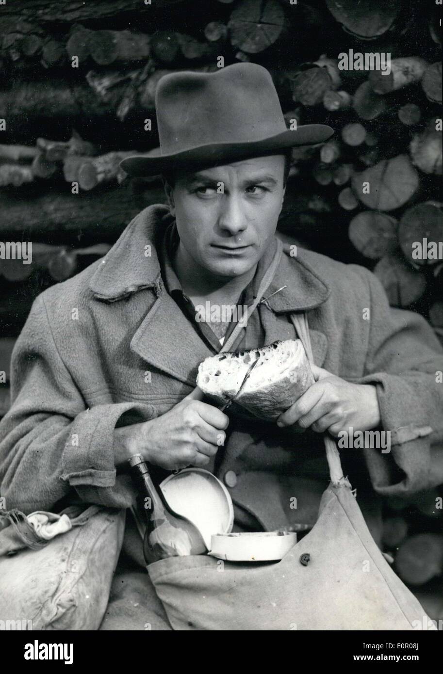 26 maggio 1957 - Nel nuovo film, ''Fernand clochard,'' direttore Pierre Chevalier ha comico Fernand Raynaud foto di riproduzione Foto Stock