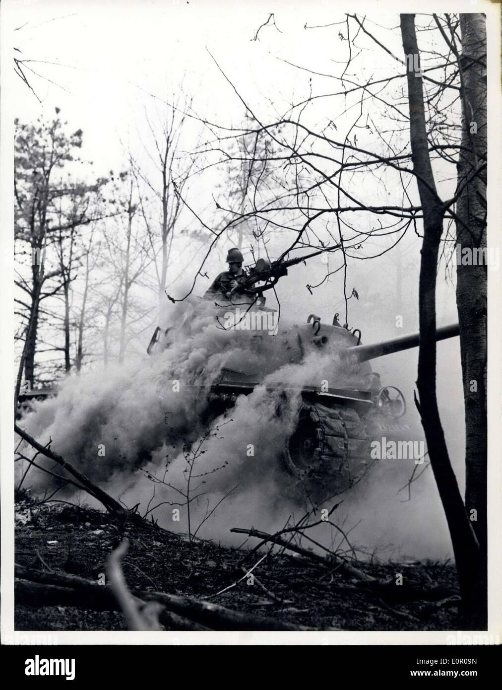 31 maggio 1957 - Gli uomini della seconda Armored Cavalry un ''Agoressor'' serbatoio colpisce un Hink durante un esercizio di formazione condotta gli uomini della seconda Armored reggimento di cavalleria, Fort George G. Meade, Maryland Foto Stock