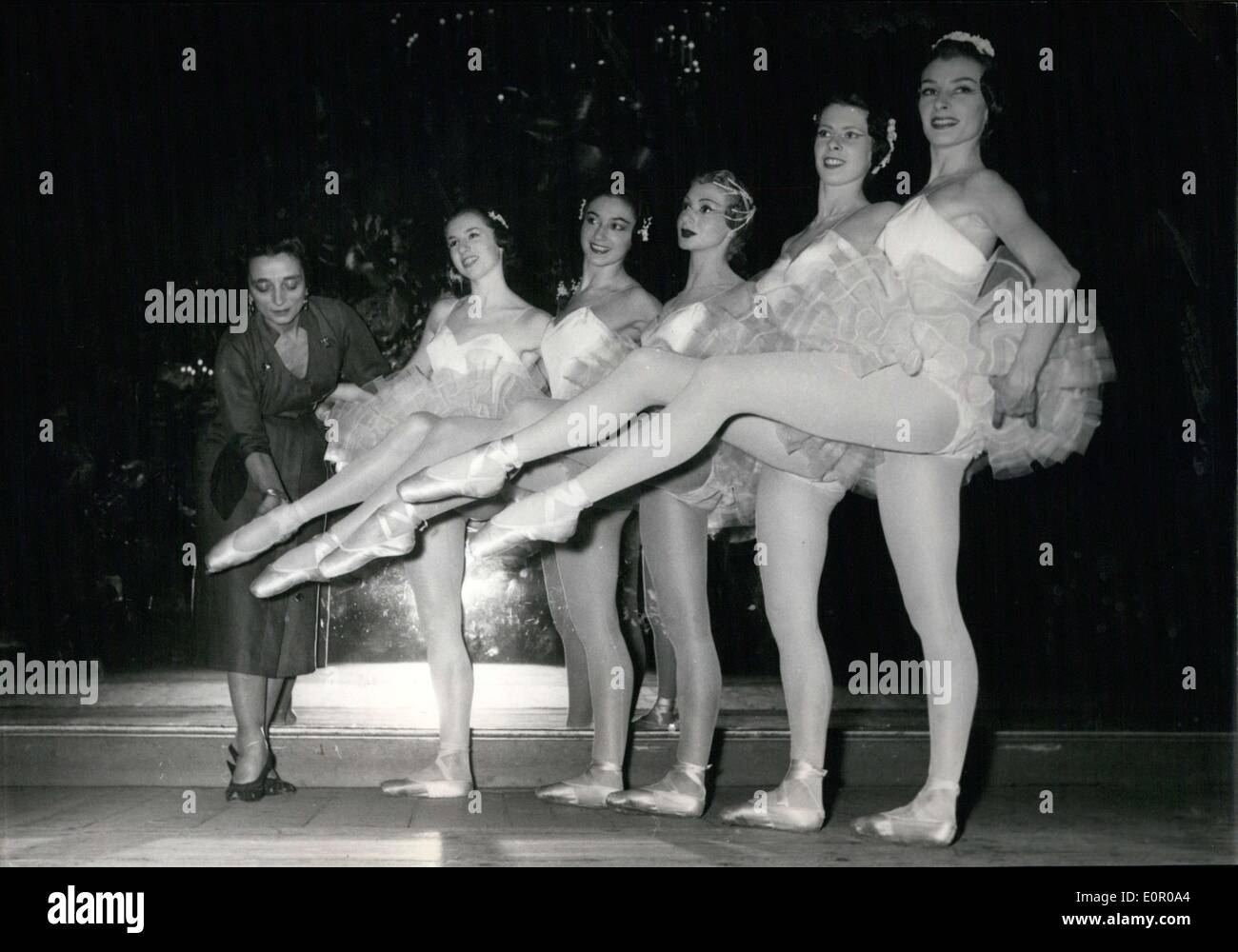 Giugno 03, 1957 - Suzanne Lorcia ispeziona Opera Ballerini Foto Stock