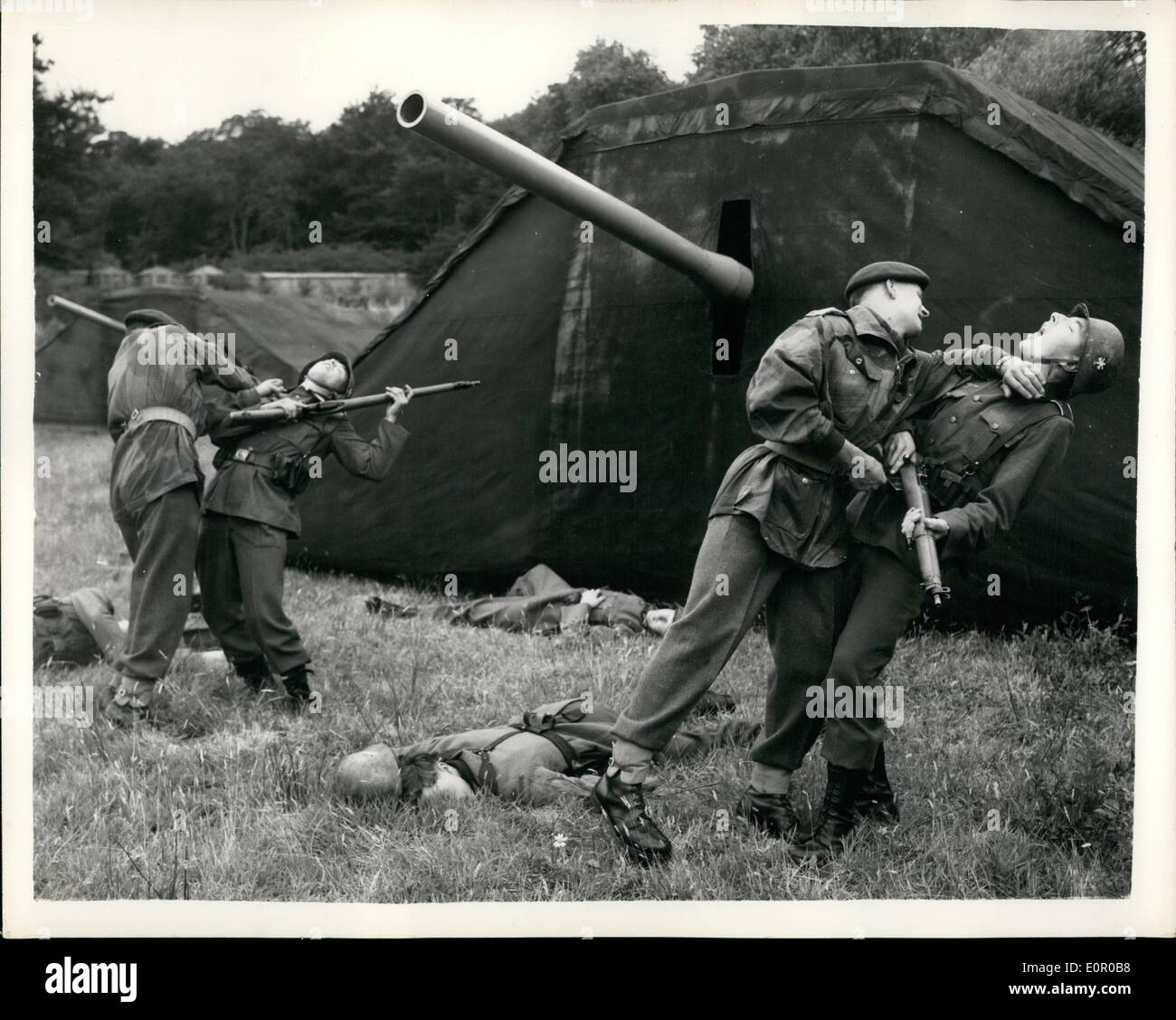 Lug. 07, 1957 - ripassando scena di battaglia per faro tattoo.: una prova è stato tenuto a Aldershot questa mattina della scena di battaglia della città Bianca searchlight tattoo. La scena mostra il silenziamento della batteria di Merville dalla costa della Francia sul D-Day. Gli uomini in uniformi di tedesco ha preso parte del nemico. La foto mostra memebers della definizione SRD. Battaglione del paracadute di destra dopo aver fatto un ''atterraggio Parachut'' attaccare una pistola tedesca caposaldo durante le prove generali di thi mattina. Foto Stock