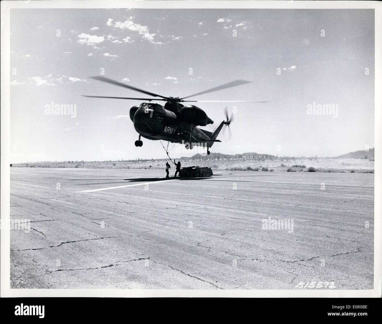 Lug. 07, 1957 - Un H-37 US Army elicottero il sollevamento di un carico di C-razioni di prove per la capacità di carico a Laguns pista di atterraggio per aerei, Yuma stazione di prova. Foto Stock