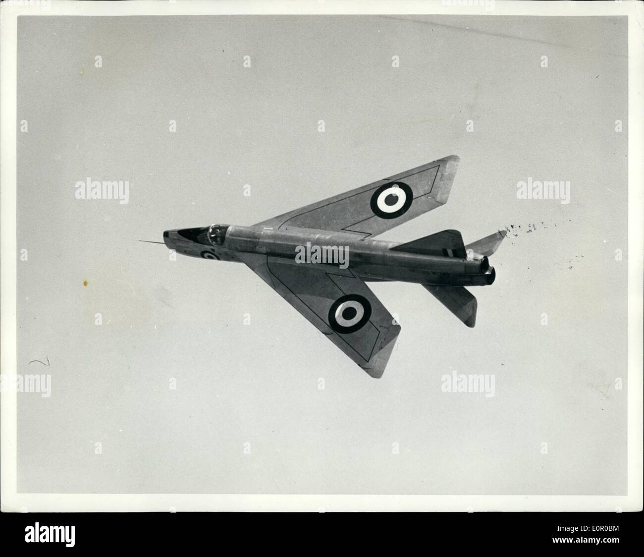 Lug. 07, 1957 - l'inglese Electric pag.1 fighter supersonici che è stato mostrato al pubblico per la prima volta al giorno a Warton aerodrome, Lancashire. la pag.1 è stata ordinata per la Royal Air Force, e viene realizzato in corrispondenza del Preston opere dell'inglese Electric Company Ltd il velivolo ha volato più veloce del mondo il record di velocità di 1,132p.f. Completa il test di massa del P.1.aeromobili e i suoi componenti sono stati effettuati. Questo ha incluso centinaia di ore ''battenti'' sia in bassa e alta velocità e le gallerie del vento a warton e sottolineando la distruzione di una cellula completata Foto Stock