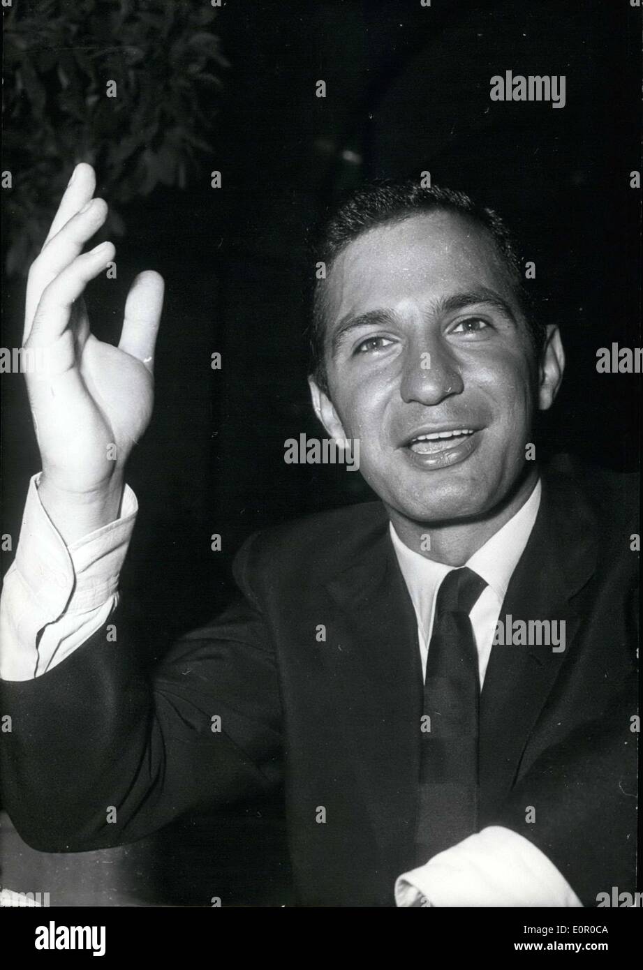 Lug. 09, 1957 - Ben Gazarra, star del film ''Demain ce seront des hommes'', considerato il rivale di Marlon Brando, è stata fotografata al suo arrivo a Parigi oggi. Foto Stock