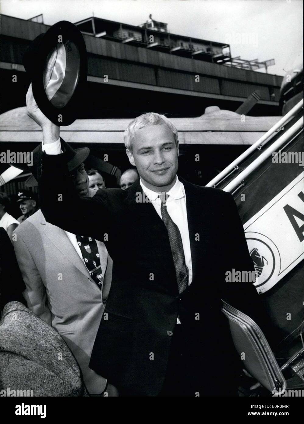 Agosto 07, 1957 - nella foto è American film star Marlon Brando come era arrivato a Berlino il 8-6-1957 per riprese di ''i Giovani Leoni.'' Brando i capelli colorati era bionda per il ruolo che ha sorpreso molti uno spettatore. Foto Stock