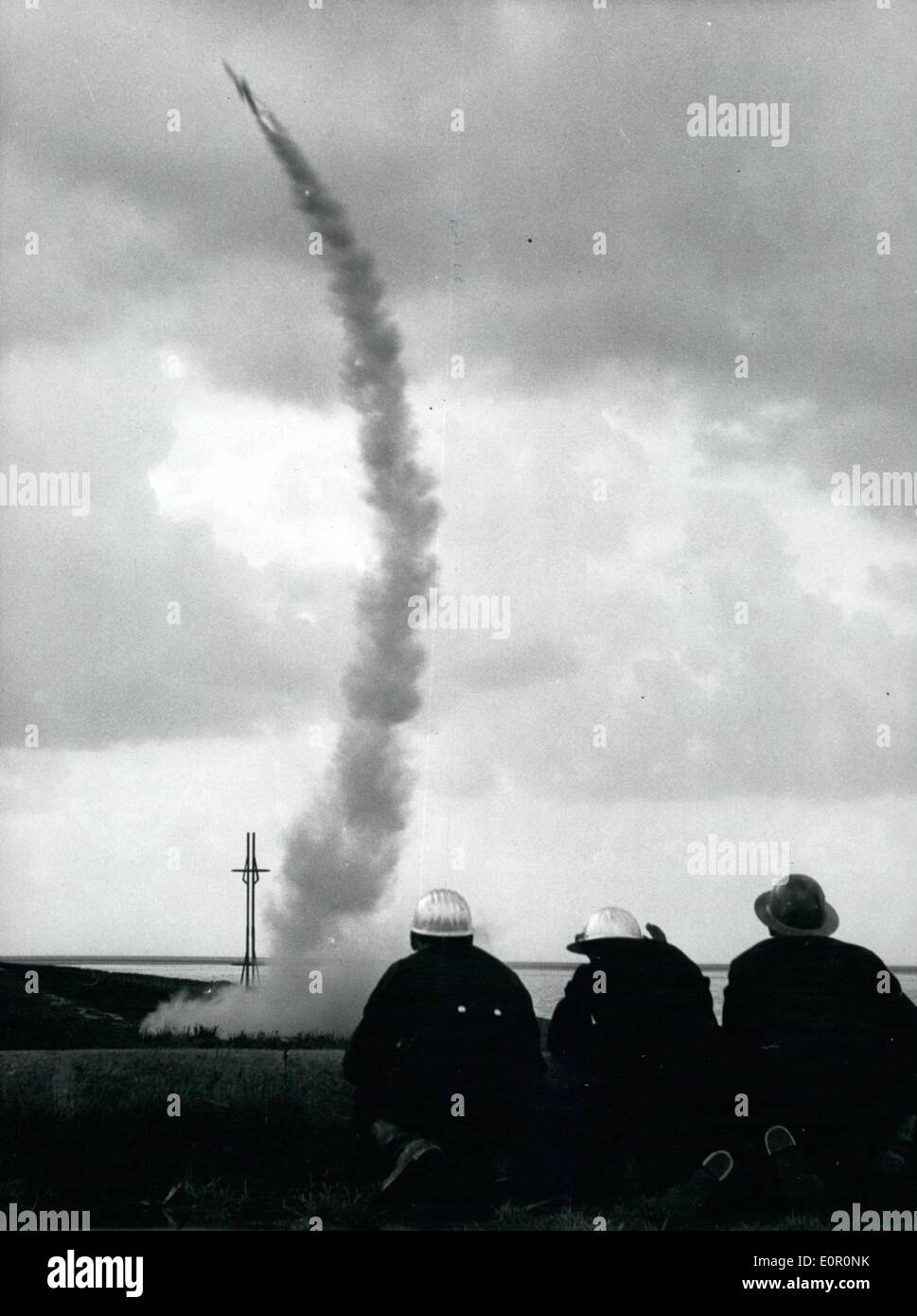 Agosto 08, 1957 - razzo spaziale avvia la prima volta dopo la II guerra mondiale un razzo spaziale è stato avviato in Cuxhaven il 25 agosto 1957. Foto Stock