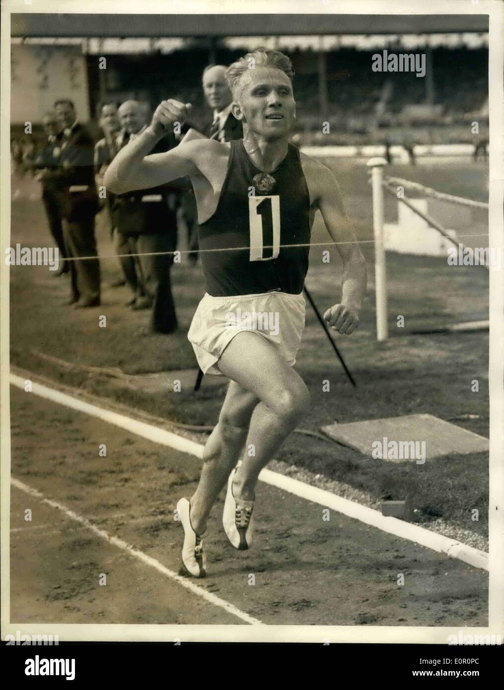 Agosto 08, 1957 - Vladimir Kucs vince 10.000 metri a White City, Londra Inghilterra.: Vladimir Kucs, il russo chiedo runner, questo Foto Stock