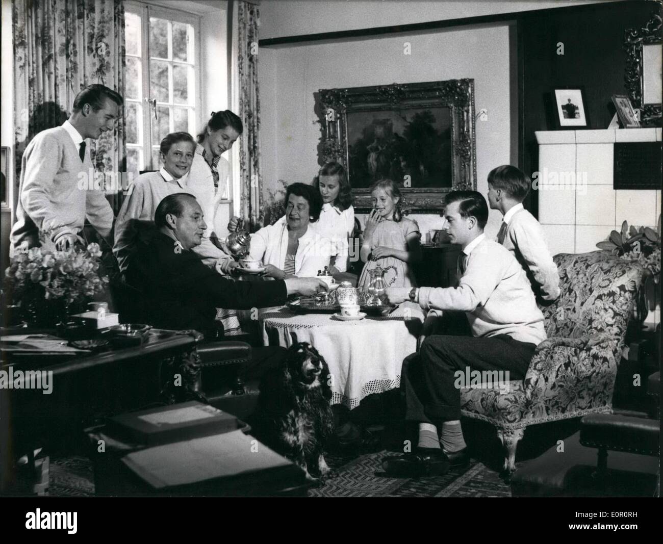 Giugno 06, 1957 - Pentecoste al Wuemme-corte quando si visita a Pentecoste si riunisce tutta la famiglia insieme''... detto il dott. Phil il principe Luigi Ferdinando di Prussia che vive insieme con sua moglie la principessa Kira sul Wuemme-corte vicino a Bremen. OPS: L. per R. il Principe e la principessa Friedrich Louis Ferdinand, Marie, Kira, Xenia, Christian e Michael. Foto Stock