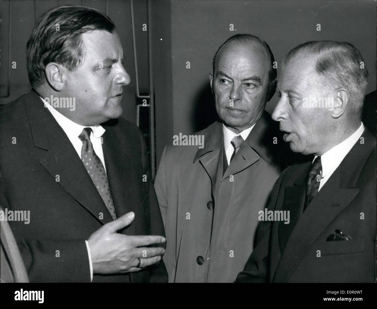 Giugno 06, 1957 - L'Iller-incidente al parlamento: quando il parlamento tedesco ha incontrato mercoledì per la sua ultima riunione-periodo. Il segretario di Stato per la difesa FRANZ JOSEF STRAUSS ha presentato una relazione alla morte del 15 reclute della Iller-fiume incidente e il blind-shell-incidente sul campo di allenamento Grafenwohr. La foto mostra: Segretario STRAUSS dopo la sua spiegazione ufficiale di lasciare il Parlamento insieme con il generale HEUSINGER (a destra) e il capo dell'esercito generale-tenente ROETTIGER. Foto Stock