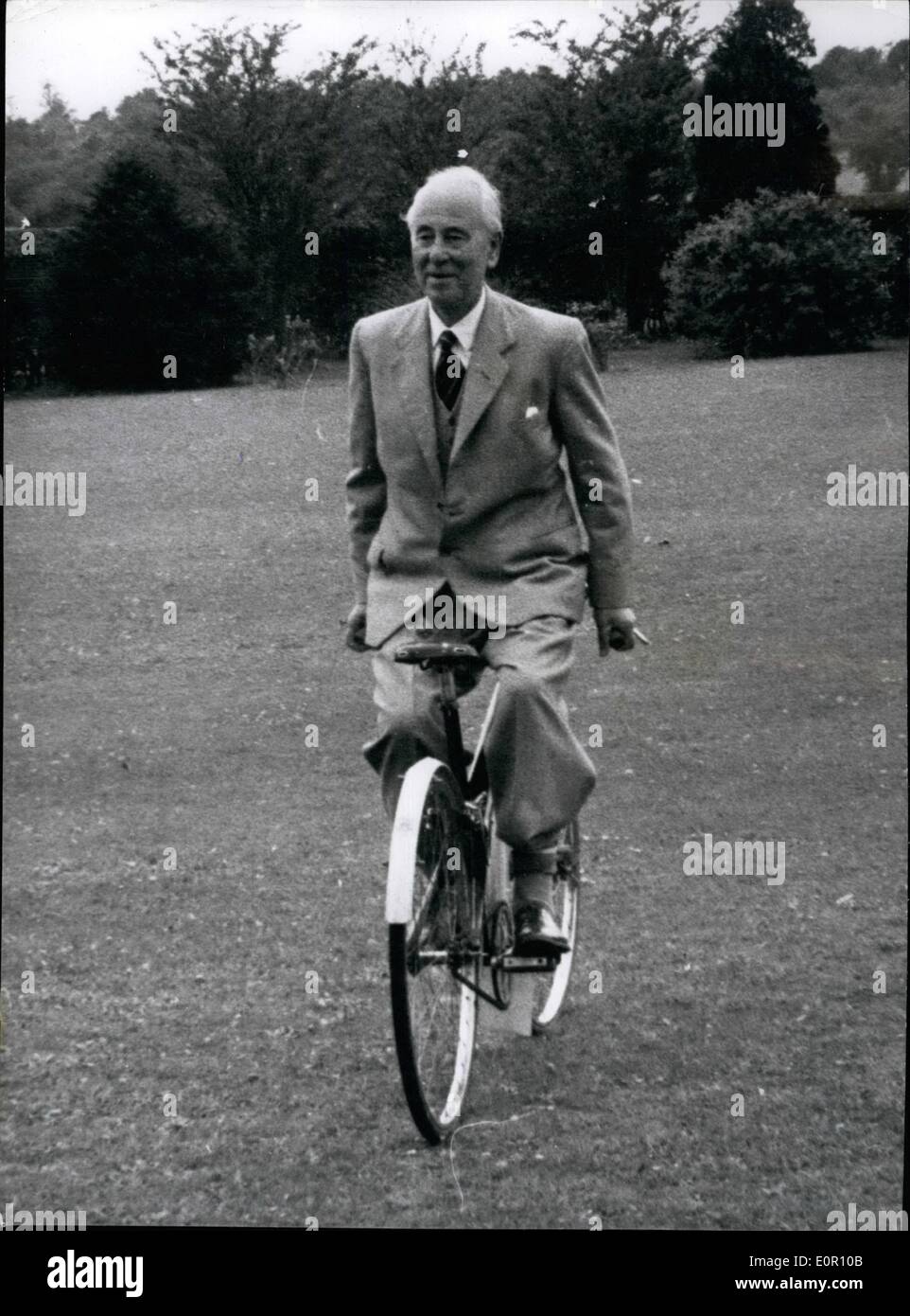 Agosto 08, 1957 - 80-enne Sir Alliot Roe progetta un ''auto su due ruote": 80 anni di Sir Alliot Verdon-Roe, co-fondatore con il fratello del famoso A.V. Il Roe aeromobile fermo, e il primo a volare in Gran Bretagna 49 anni fa - ha inventato un albero-azionata ''poltrona'' moto-scooter, che sarà la Gran Bretagna è rispondere alla invasione di macchine straniere. Sir Alliott dice che è la cosa più vicina a una macchina su due ruote. Il 60 m.p.h. Avle Bicar ha il suo posto di guida situato tra le ruote e non sopra la ruota posteriore come standard su scooter - ed è su un piede inferiore Foto Stock