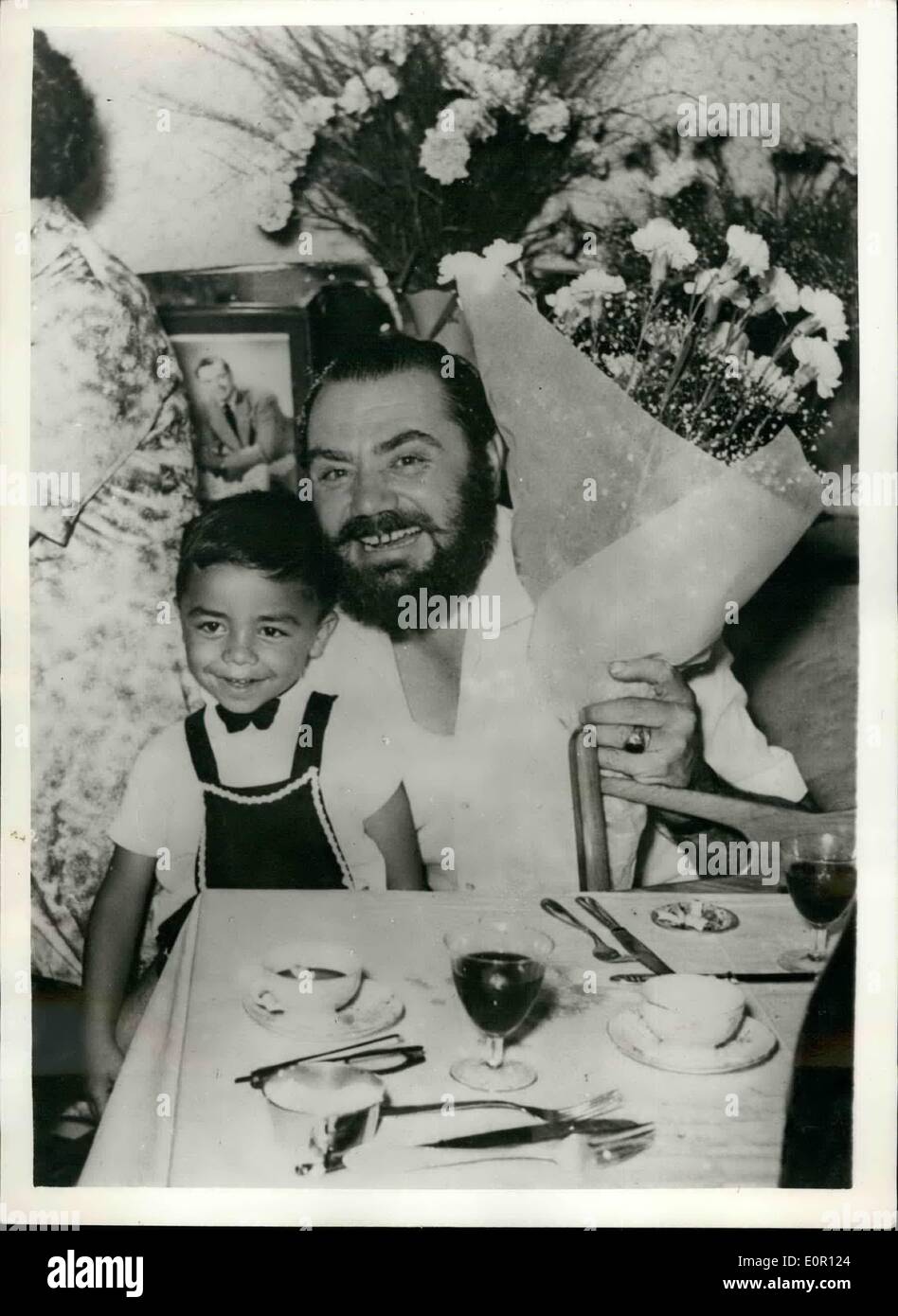 Agosto 08, 1957 - Ernest Borgnine in vacanza in Italia. Il famoso Italo American film star Ernest Borgnine, che ha vinto un ''Oscar'' nel 1955 per il suo ruolo nel film ''Marty'' - Foto di Carpi (Modena, Nord Italia), con uno dei suoi giovani parenti - durante la sua vacanza italiana, a casa di suo padre. Foto Stock