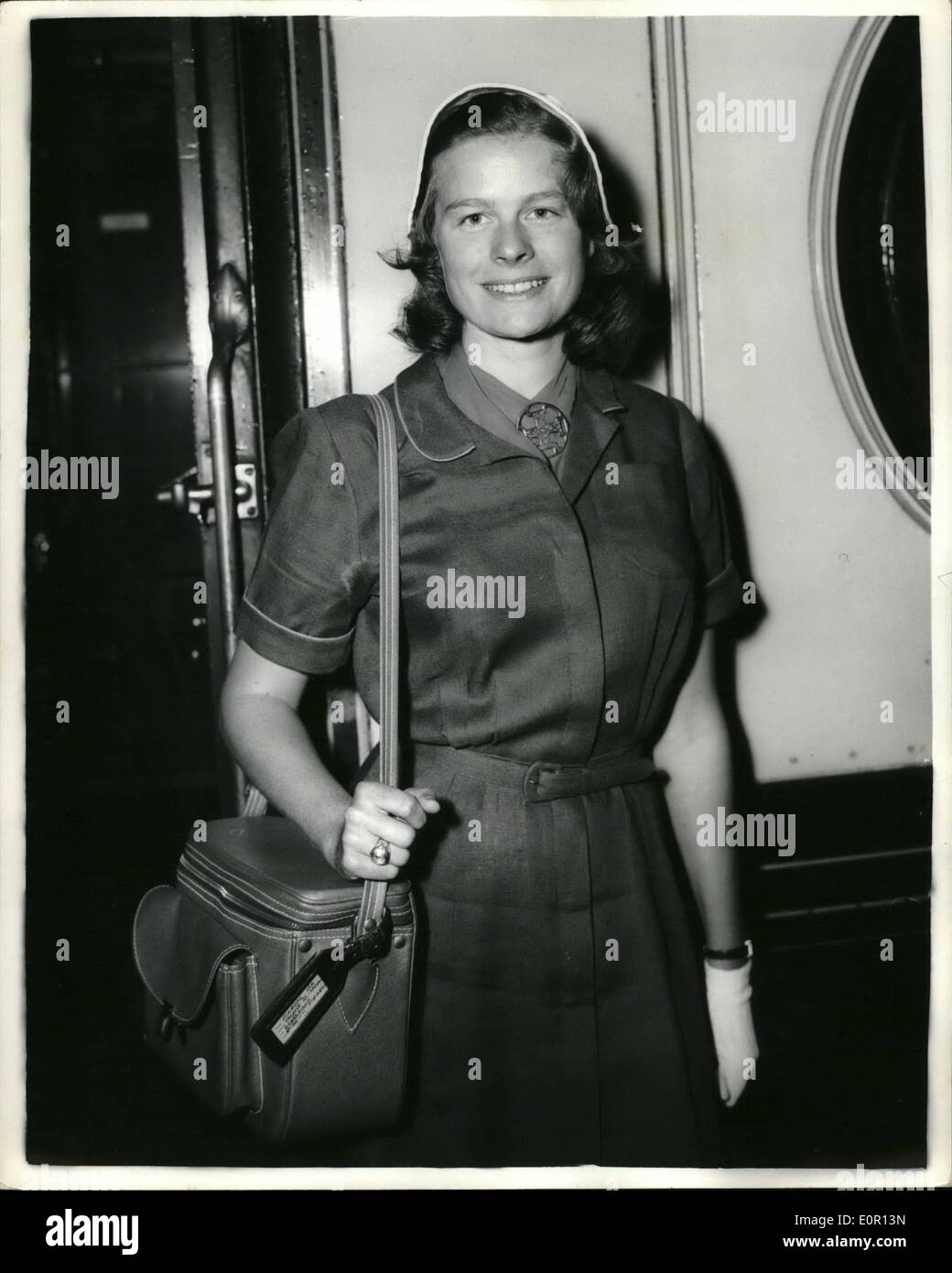 Agosto 08, 1957 - Barca arrivi in treno a Waterloo...discendente di John Wesley metodista fama: Mostra fotografica di Miss Wesley Piersol descrive (24) sul suo arrivo presso la stazione di Waterloo questa mattina sulla S.S. Queen Mary barca treno...Miss Piersol descrive proviene dal Kansas ed è un discendente di John Wesley metodista - ed è stato l'insegnamento della lingua inglese per bambini francese in francia - ma questa è la sua prima visita in questo paese ... lei è su una tre settimane di vacanza. Foto Stock