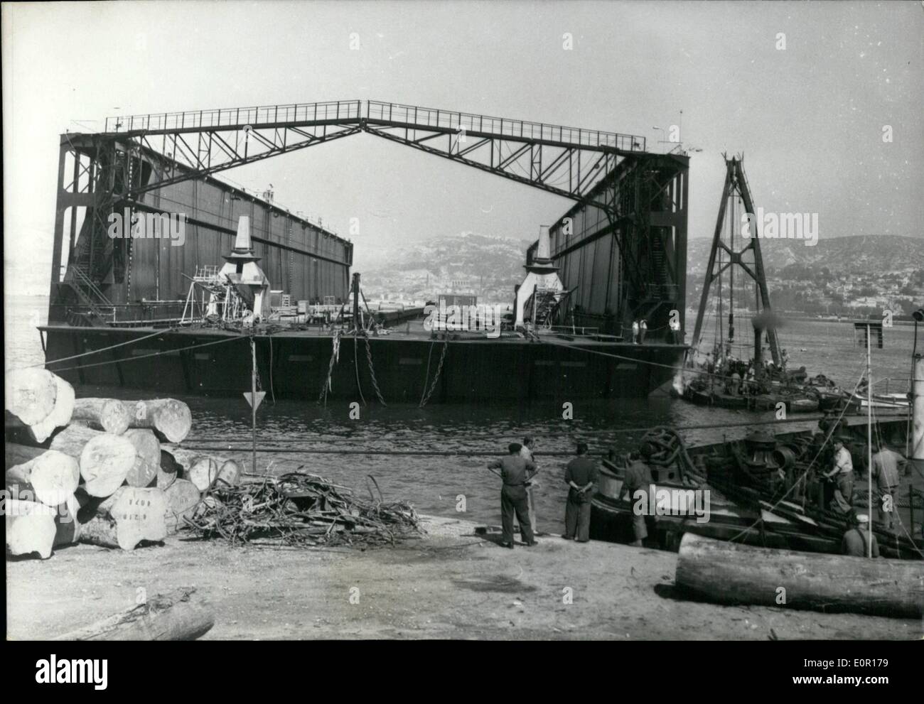 Sett. 09, 1957 - 20.000 ton bacino galleggiante arriva a Marsiglia: costruito a Redenburg (Germania) cantiere a 20.000 ton bacino galleggiante è arrivato a Marsiglia dopo un viaggio di più di 14 giorni. Il pontile galleggiante a Marsiglia. Foto Stock