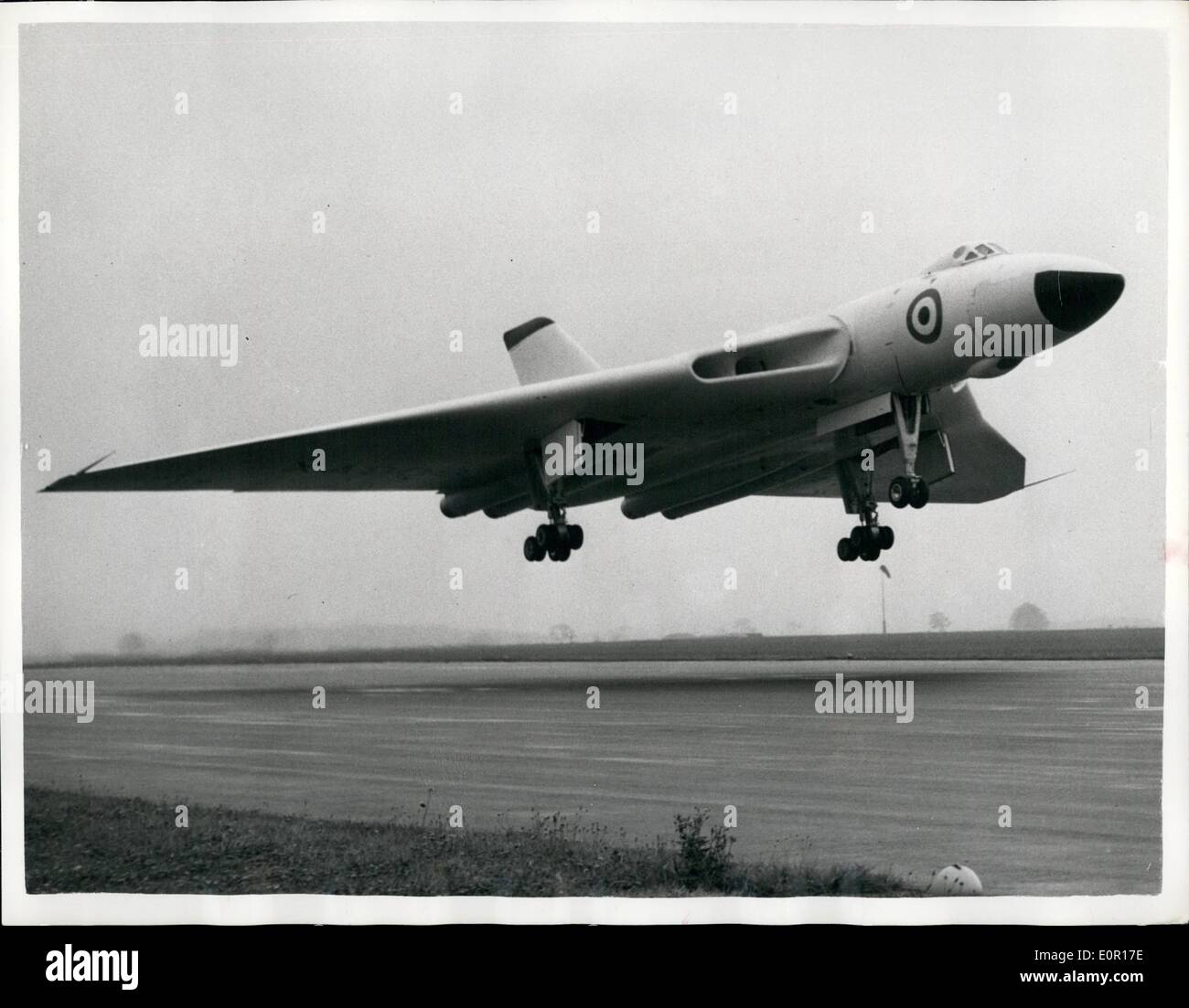 Sett. 09, 1957 - Avro - Vulcan squadriglia di bombardieri della RAF. in tarining. mondi più grande velivoli delta. Gli uomini di n. 83 squadrone R.A.F. sono istruiti a R.A. F. ovatte ton sul più grande delta aeromobile nel mondo - l'Avro Vulcan - la gamma media bomber noto come ''Flying triangle'' è il delta prima di aver trovato i motori a getto - in questo caso il Bristol Olympus due distributori turbo - jet. La portaerei un equipaggio di cinque : due piloti due navagatroes e un'aria electronics officer .il Vulcan ha una apertura alare f 99 ft. e lunghezza di 97 ft Foto Stock