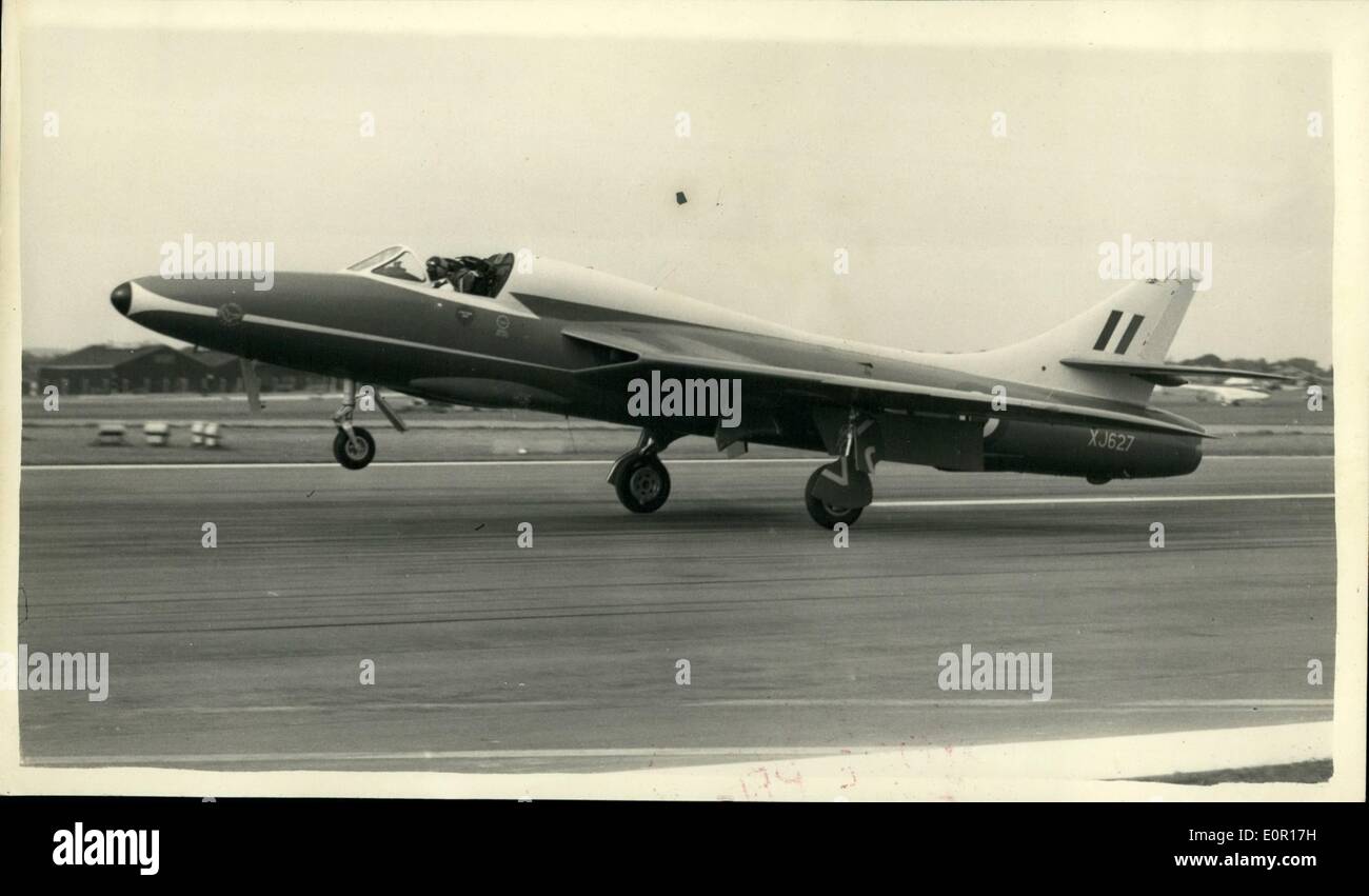 Sett. 09, 1957 - Tettoia Cockpit vola via Hawker Hunter a decollare durante il Farnborough Air Display. Unità di coda danneggiata; il cockpit tettoia di panna montata vegetale è stato spento dal vento dal Hawker Hunter - Aeromobili pilotati da Bill Bedford quando circa a takee off per una dimostrazione a Farnborough Air visualizzare questo pomeriggio. Il pilota cerchiato l'aviosuperficie e sbarcati immediatamente. La foto mostra con il suo ampio pozzetto aperto Bill Bedford entra nella terra dopo l'incidente a Farnborough questo pomeriggio nota danneggiata unità di coda. Foto Stock