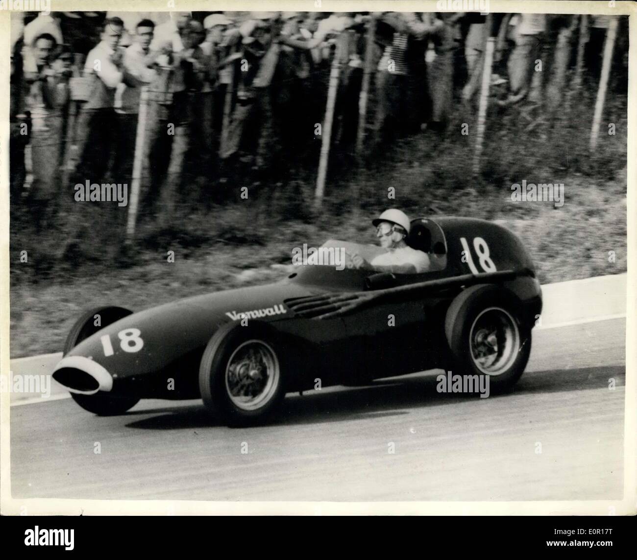 Sett. 10, 1957 - Stirling Moss vince il Gran Premio d'Italia: in Gran Bretagna da Stirling Moss vinse il Gran Premio d'Italia a Monza in tutti Vanwall britannica con un record di velocità media di 120,3 m.p.h. Campione del Mondo Juan Fangio è stato battuto in seconda posizione. Mostra fotografica di Stirling Moss a velocità in tutta britannica Vanwall quando ha vinto la grande gara a Monza. Foto Stock