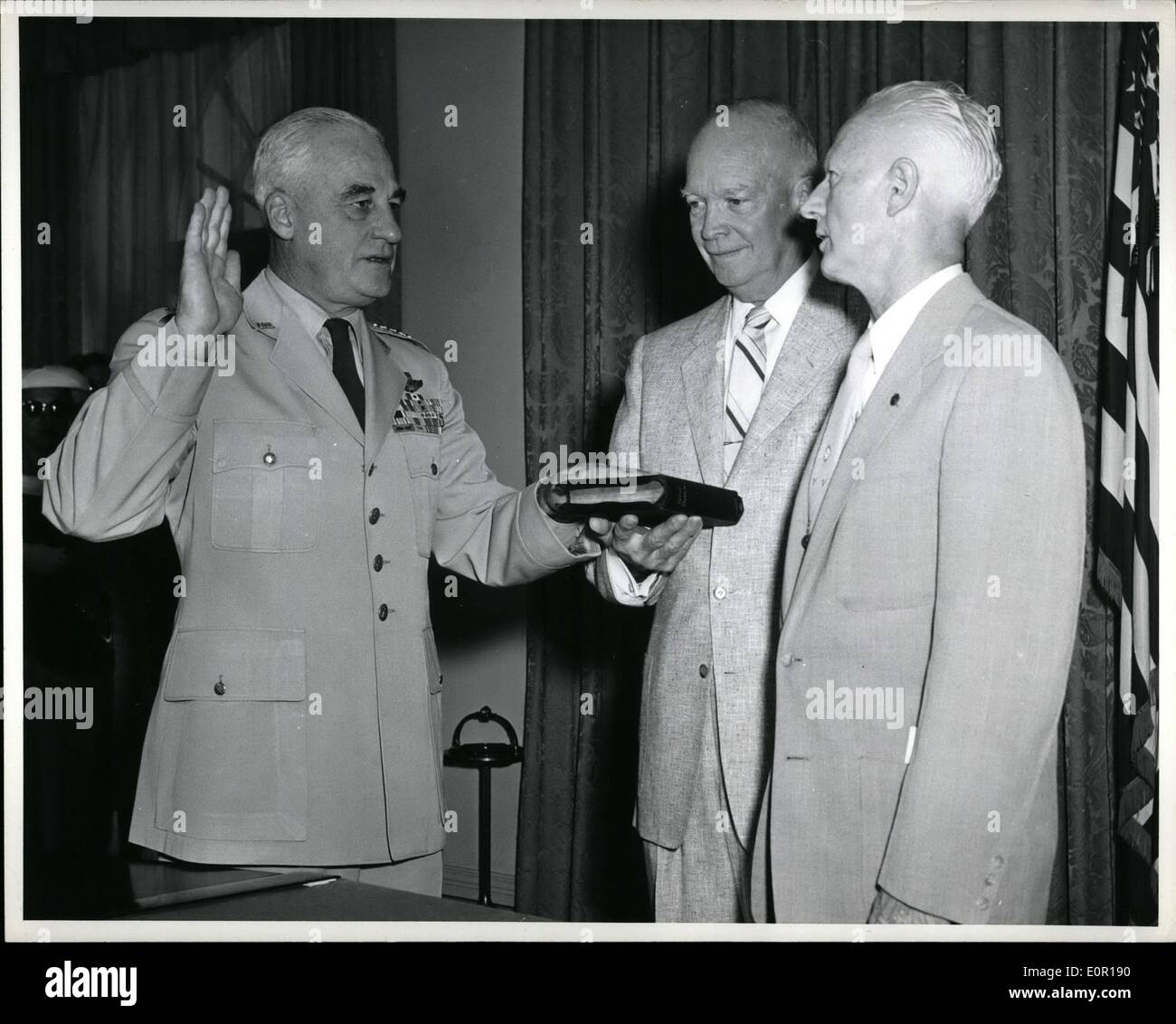 Agosto 08, 1957 - generale Nathan F. Twining, USAF, (sinistra) è giurato come terzo presidente del Comune di capi di Stato Maggiore dal sig. Percy Foto Stock