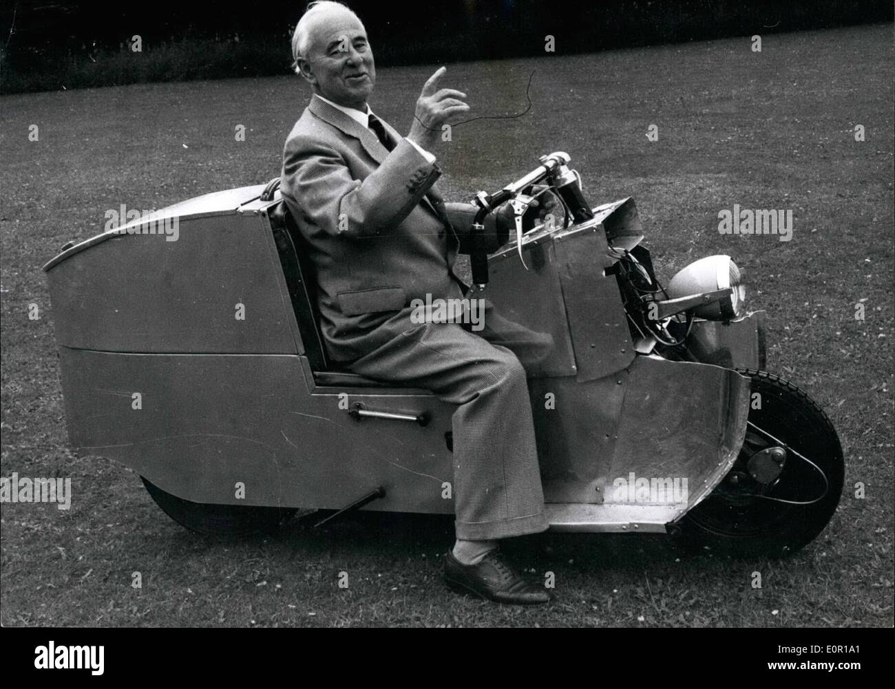 Agosto 08, 1957 - 80- anno vecchio Sir Alliot Roe progetta un ''auto su due ruote''. : 80 anni di Sir Alliott Verdon-Roe co-fondatore con il fratello del famoso A.V. Il Roe aeromobile fermo, e il primo a volare in Gran Bretagna 49 anni fa - ha inventato un albero-azionata ''poltrona'' moto-scooter, che sarà la Gran Bretagna è rispondere alla invasione di machies estera. Sir Alliott dice che è la cosa più vicina a una macchina su due ruote. Il 60 m.p.h. Avle Biar ha il suo posto di guida situato tra la ruota e non sopra la ruota posteriore come standard su scooter - ed è su un piede inferiore Foto Stock