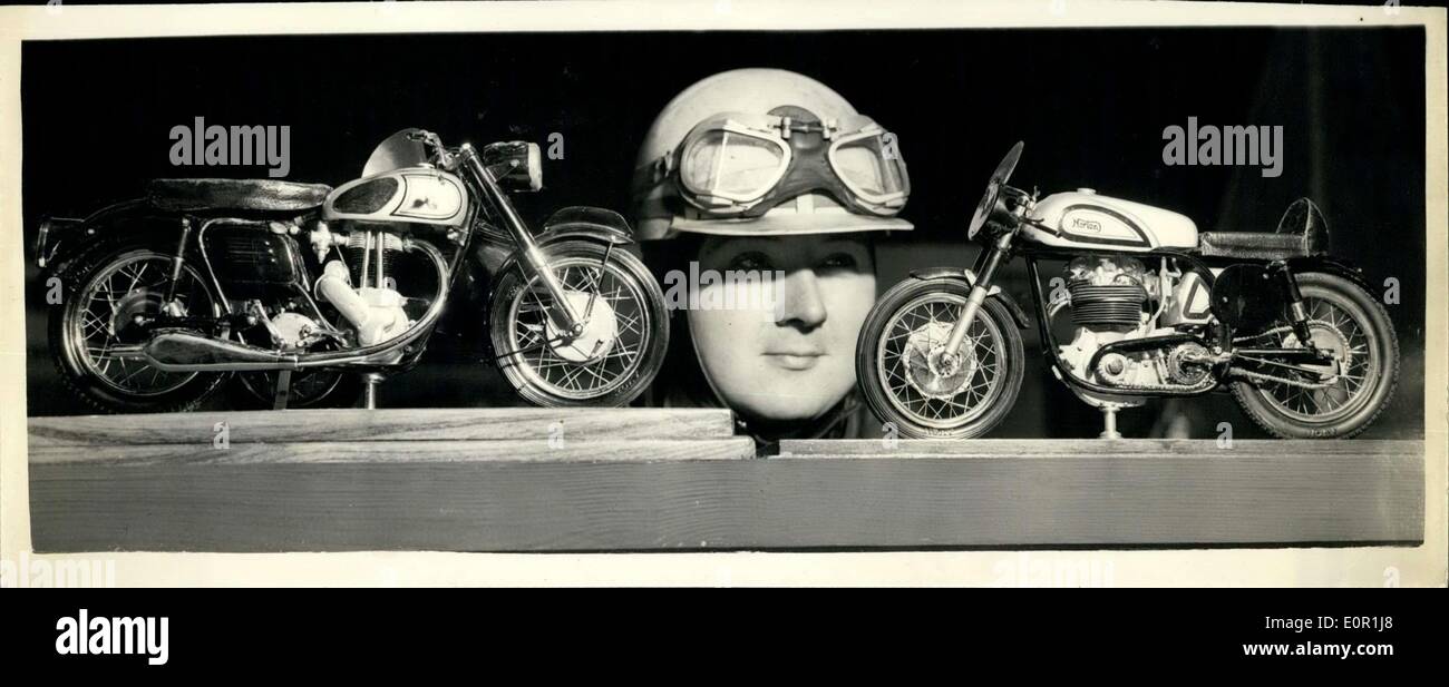 Agosto 20, 1957 - Modello Engineering mostra: La foto mostra il Sig. Giovanni selvagge guarda a un modello di Norton 800 motore c.c. ciclo costituito dal sig. H.W. Hooper, di Birmingham ( a sinistra), e a 1957 Norton Manx racing motor cycle-presso il nuovo Horticultural Hall, in cui il modello di Engineering mostra apre domani. Foto Stock