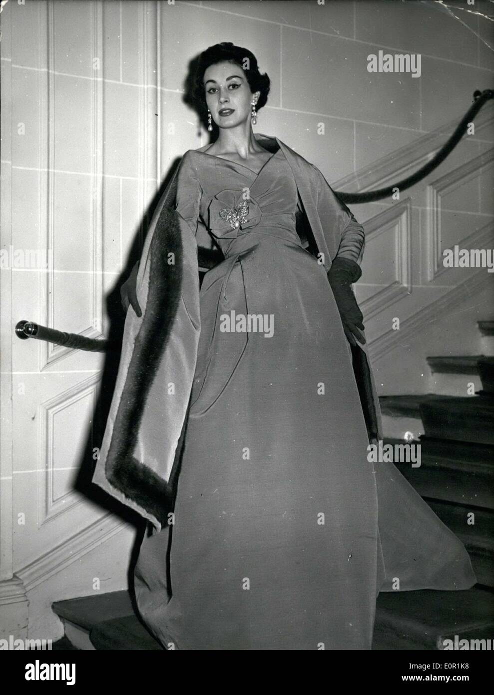 Agosto 27, 1957 - Christian Dior ''Natier'' seta blu abito da sera con stola  di pelliccia ESS Foto stock - Alamy