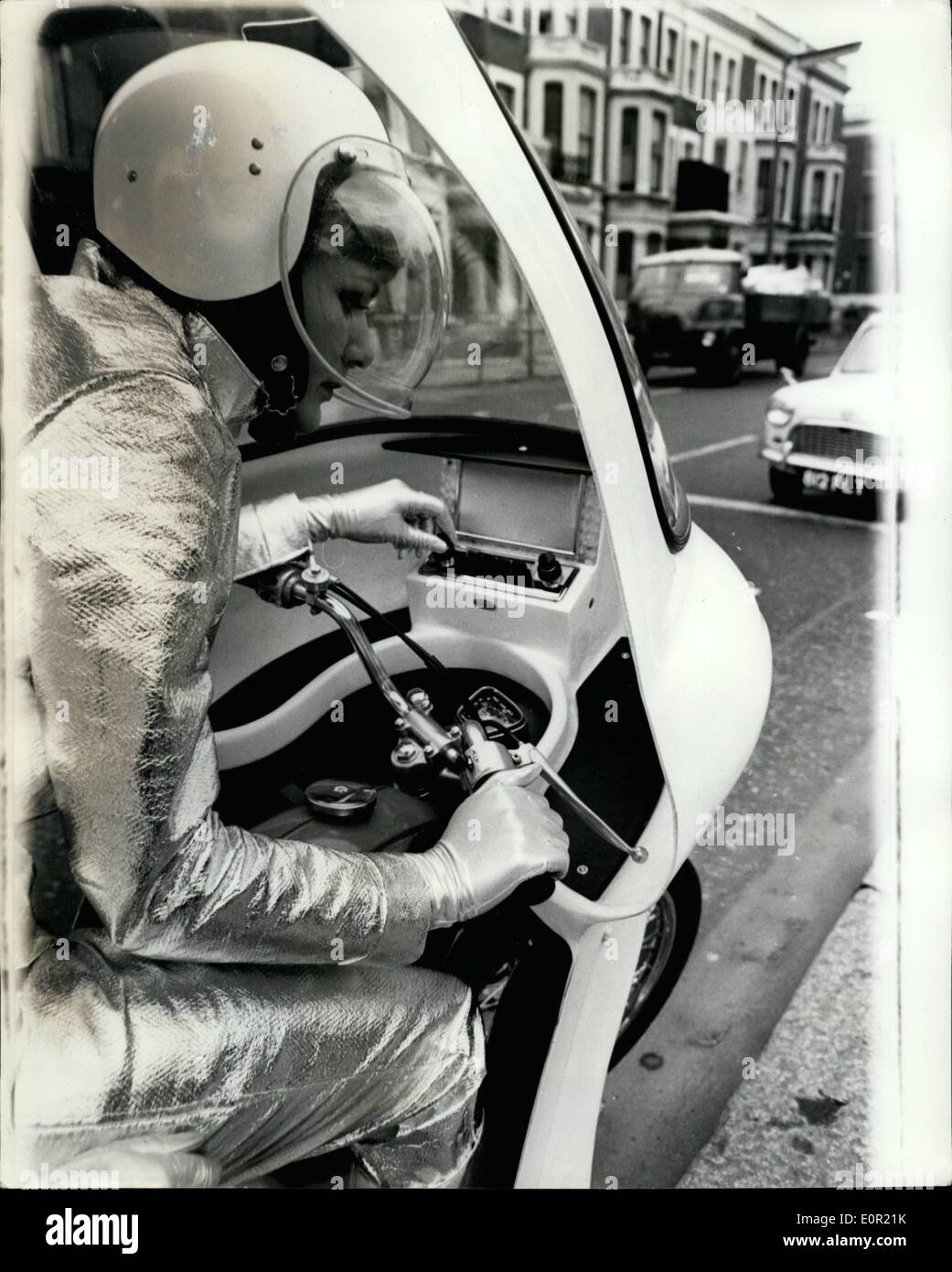 Sett. 09, 1957 - Due ruote "car" per battere gli inceppamenti della città. Un semi racchiusi due ruote in interessano una due ruote auto, è un last minute presentano al Motor Cycle Show a Nerl's court. Il Sig. Alan Kimber, direttore vendite di Suzuki (Gran Bretagna Ltd. detta '' lavorando con Watsonian, il sidecar fabbricanti di Baringham, mi ave mirato a realizzare qualcosa che possa essere applicato a abbastanza bene a qualsiasi norma convenzionale ciclo motore per dare la massima protezione contro le intemperie ancora occupare il minimo spazio stradale a. Si tratta di una due posti per la protezione di un passeggero pillion nonché un driver Foto Stock