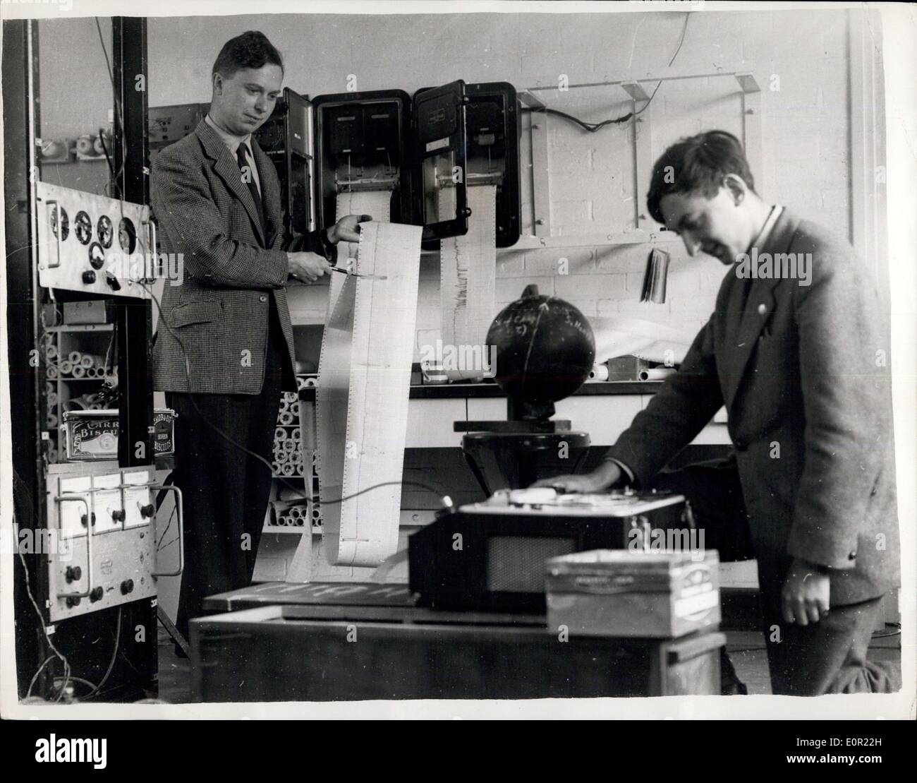 Ottobre 07, 1957 - Gli scienziati britannici Tracking ''Stella Rossa" a Cambridge. Vegliare sul satellite russo: un team di 12 gli scienziati britannici tracking è quello che è stato chiamato il ''Stella Rossa" all'Università di Cambridge - dove l'atomo era di prima divisione. Qui è il Sig. Martin Ryle (39) direttore dell'Università osservatorio radio, guarda a un grafico della luna artificiale di corso.. Mostra immagine: due degli esperti nel laboratorio del laboratorio Cavenish, Cambridge sono da sinistra a destra:- Sig. B. Elsmore di Pembroke College- e ascoltando la registrazione - il sig. G.R. Whitefield della Trinità. Foto Stock