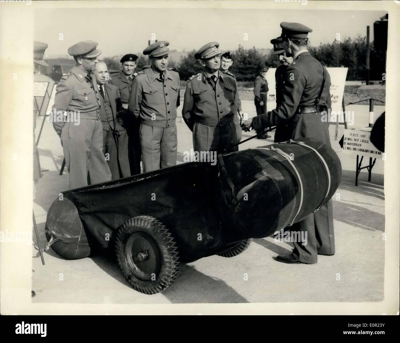 Ottobre 10, 1957 - Scuola di fanteria dimostrazione. La speciale annuale dimostrazione presso la Scuola di fanteria, Warminster, si è tenuto ieri e consisteva di una dimostrazione di Arma di Fanteria di cottura, una visualizzazione statica della fanteria armi e attrezzature, e una tattica di dimostrazione - fanteria in de una volta sotto condizioni di una guerra nucleare. Keystone Mostra fotografica di:- Generale Lopes da argento portoghese, il Capo di Stato Maggiore dell Esercito, essendo mostrato nuove trollies fanteria equipaggiato con galleggiabilità sacchi per il trasporto di attrezzature sul fiume, ecc. Gen. da argento è il terzo da destra. Foto Stock