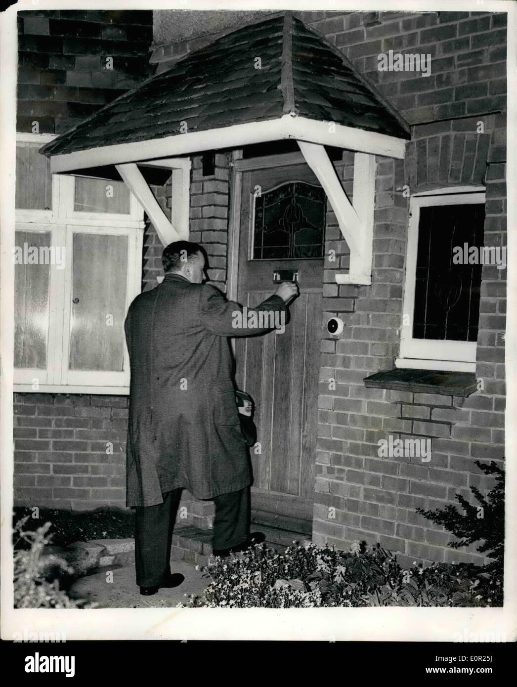 10 ottobre 1957 - al capo della polizia di Brighton viene concessa la Bail, ma deve rimanere a casa sua: Charles Ridge, il Constable capo sospeso di Brighton, ha lasciato una cella nella prigione di Lowes ieri per diventare un prigioniero nella sua propria casa, è stato salvato fuori da sua figlia, la signora Betty Whiffen, ufficiale dei bambini di 31 anni. Poche ore prima una domanda per il rilascio del sig. Ridge su 500 cauzione è stata concessa dal sig. Justine Diplock, seduto nelle camere nella Corte alta. Il giudice ha fatto tre condizioni; (1) il signor Ridge deve andare a casa con il suo avvocato, il signor Foto Stock