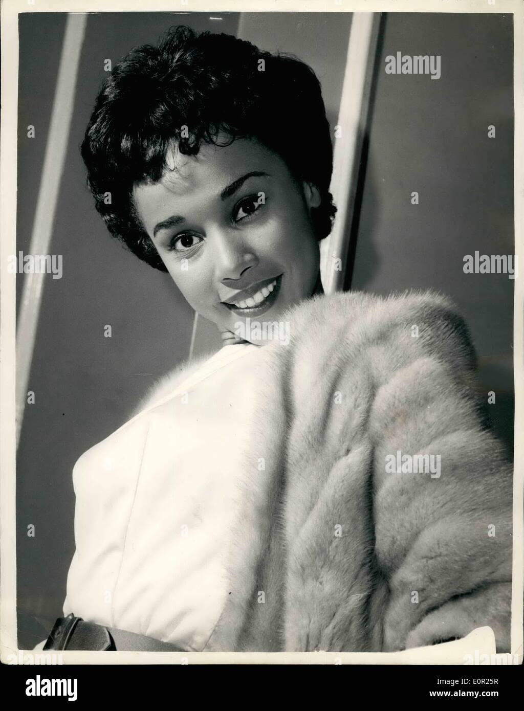 Ottobre 10, 1957 - American Jazz cantante a Londra - per apparire sulla TV commerciale Diahann Carroll - American Jazz cantante che arrivarono a Londra oggi - è stato quello di essere visto presso il Washington Hotel questa mattina. Ella è di apparire in TV commerciale mostra ' Chelsea a nove'' - il martedì successivo. La foto mostra Dianhann Carroll - presso il suo hotel di Londra di questa mattina. Foto Stock