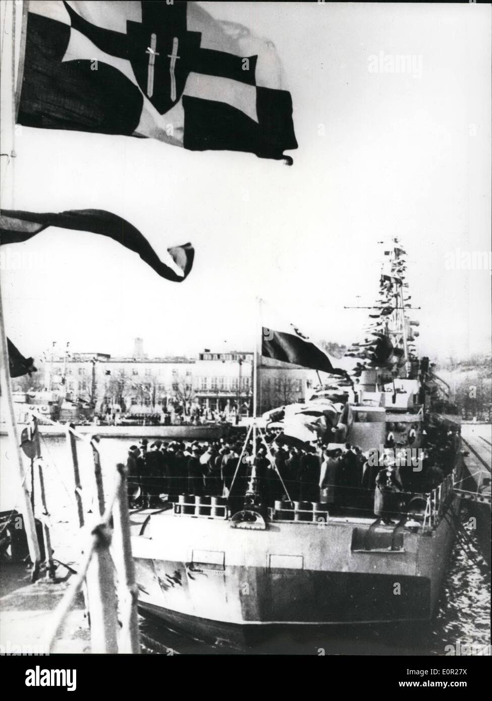 Il 12 Dic. 1957 - sovietici hanno consegnato le navi da guerra per la Polonia! A porto polacco di Gdynia (ex nome tedesco Gedingen) marina sovietica ha recentemente consegnato 5 navi russe in connessione con il patto di Varsavia. Mostra fotografica di bandiere polacche sensibilizzazione sulle navi durante le cerimonie Foto Stock