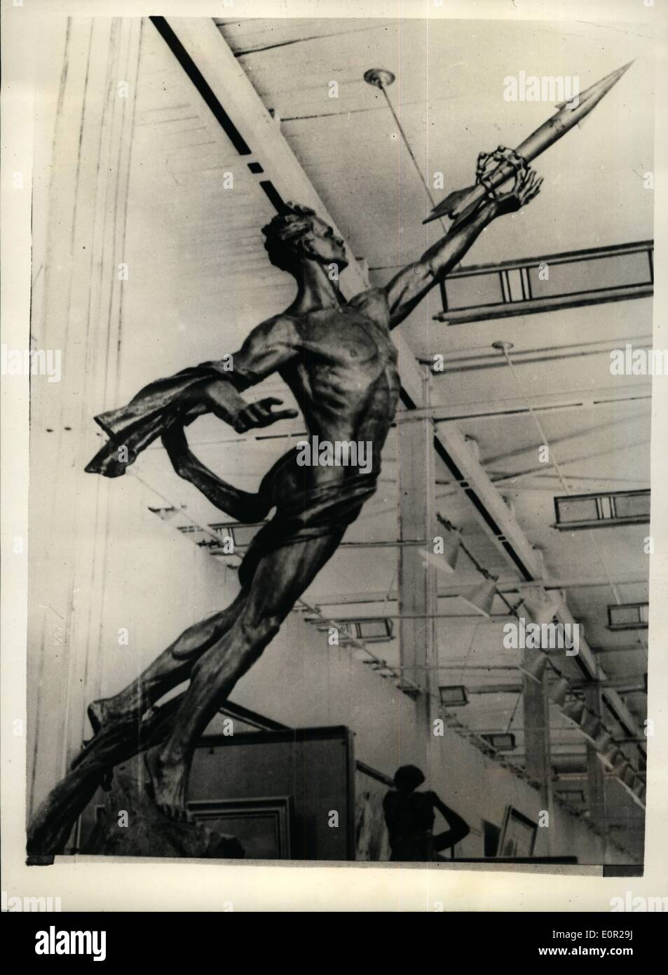 Il 12 Dic. 1957 - arte moderna versione sovietica; ''alle stelle'' è il nome dato a questo pezzo di scultura dell'artista russo G. Postinikow e ha creato molto interesse al ''Tutti Unione Art Exhibition svoltasi recentemente a Mosca. La figura illustra i risultati del paese. con il braccio outstreched tenendo un mondo che circonda un razzo. Foto Stock