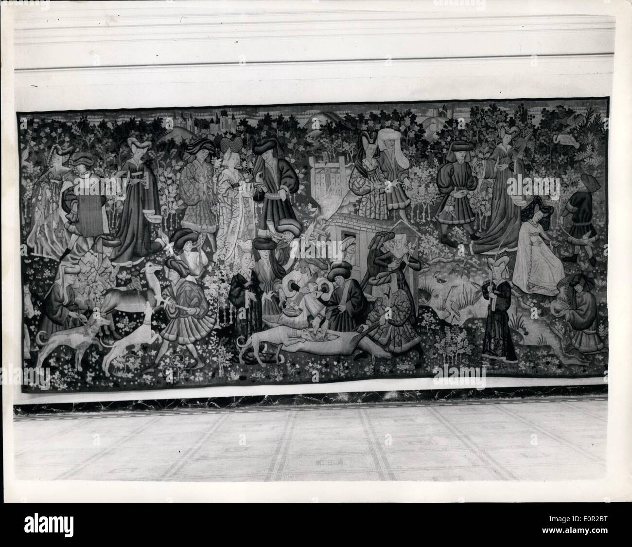 Ottobre 10, 1957 - Caccia arazzi posseduto dai duchi di Devonshire in mostra.: due della serie di quattro arazzi di caccia precedentemente di proprietà dei duchi di Devonshire, vengono mostrati per un mese da oggi per le nuove acquisizioni corte del Victoria and Albert Museum. La tappezzeria che è stata recentemente restaurata e ripulita (Capriolo Hunt) viene mostrato insieme con uno dei tre pezzi non ancora pulito (Falconeria) Foto Stock