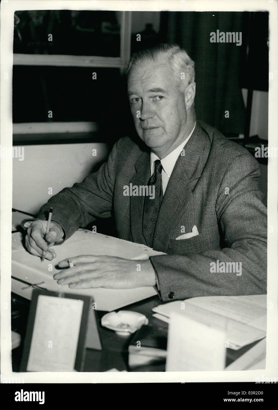 Ottobre 10, 1957 - Premio Nobel per Sir Alexander Todd; Stoccolma quotidiani di ieri ha riferito che 50 anni di Sir Alexander R. Todd, la Cambridge University biologo è stato scelto per teh 1957 Premio Nobel per la chimica. Mostra fotografica di Sir Alexander R. Todd, illustrato oggi alla sua scrivania in Cambridge University laboratorio chimico. Foto Stock