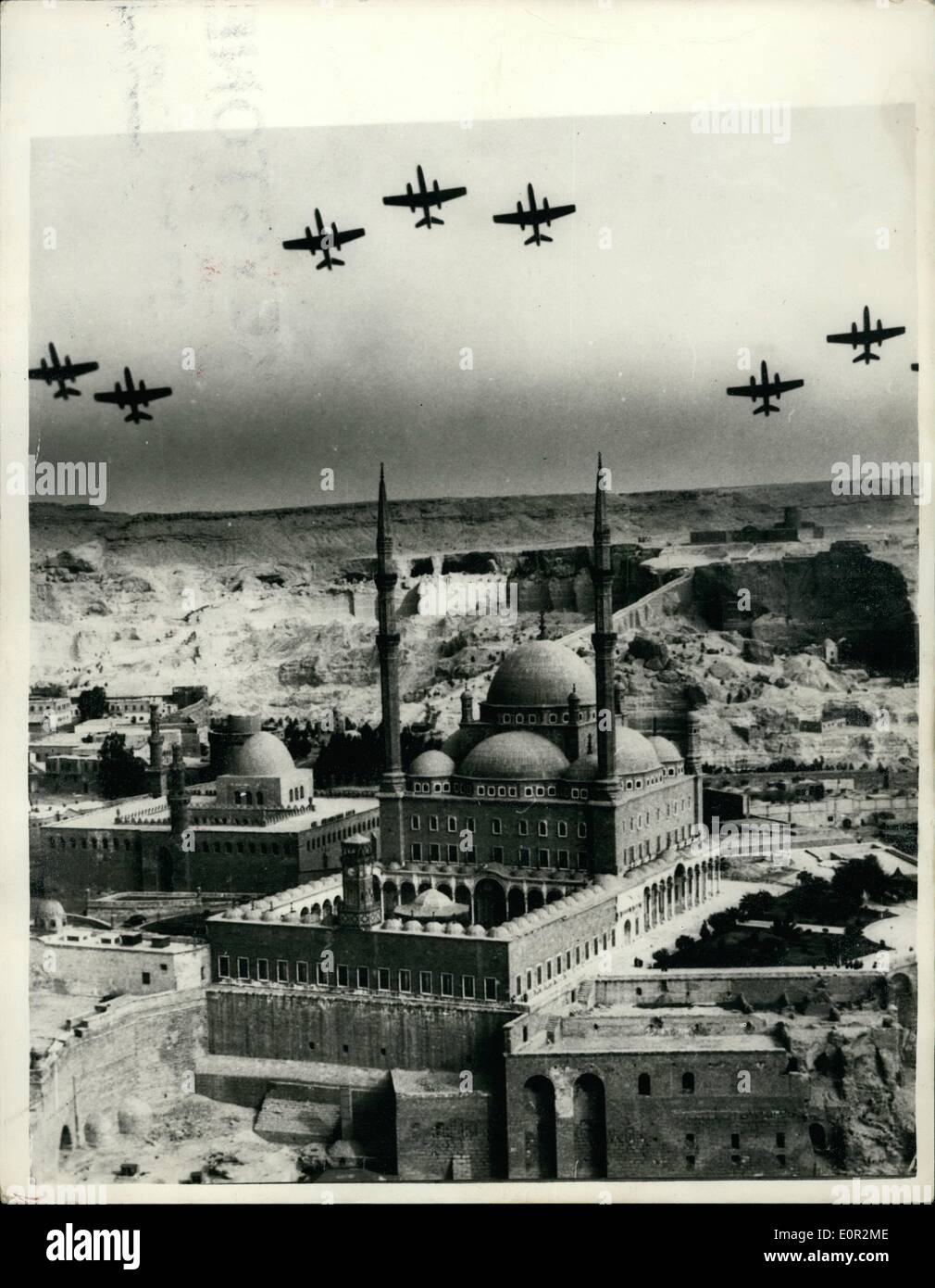 Il 12 Dic. 1957 - Egitto mostra il suo Air Force potrebbe - con aerei russi è la formazione oltre la cittadella.folle immense approfondita le strade d'Egitto la città principale durante la visualizzazione di macchine di egiziani di Air Force - parte delle celebrazioni della Air Force silver jubilee. Tutte le macchine esposte sono state tazza sovietica caccia e bombardieri Illyshion. foto mostra impressionante Selle come sovietica bombardieri a getto di egiziani di forze aeree volare in formazione su Mohammed Aly moschea- presso la cittadella. Foto Stock